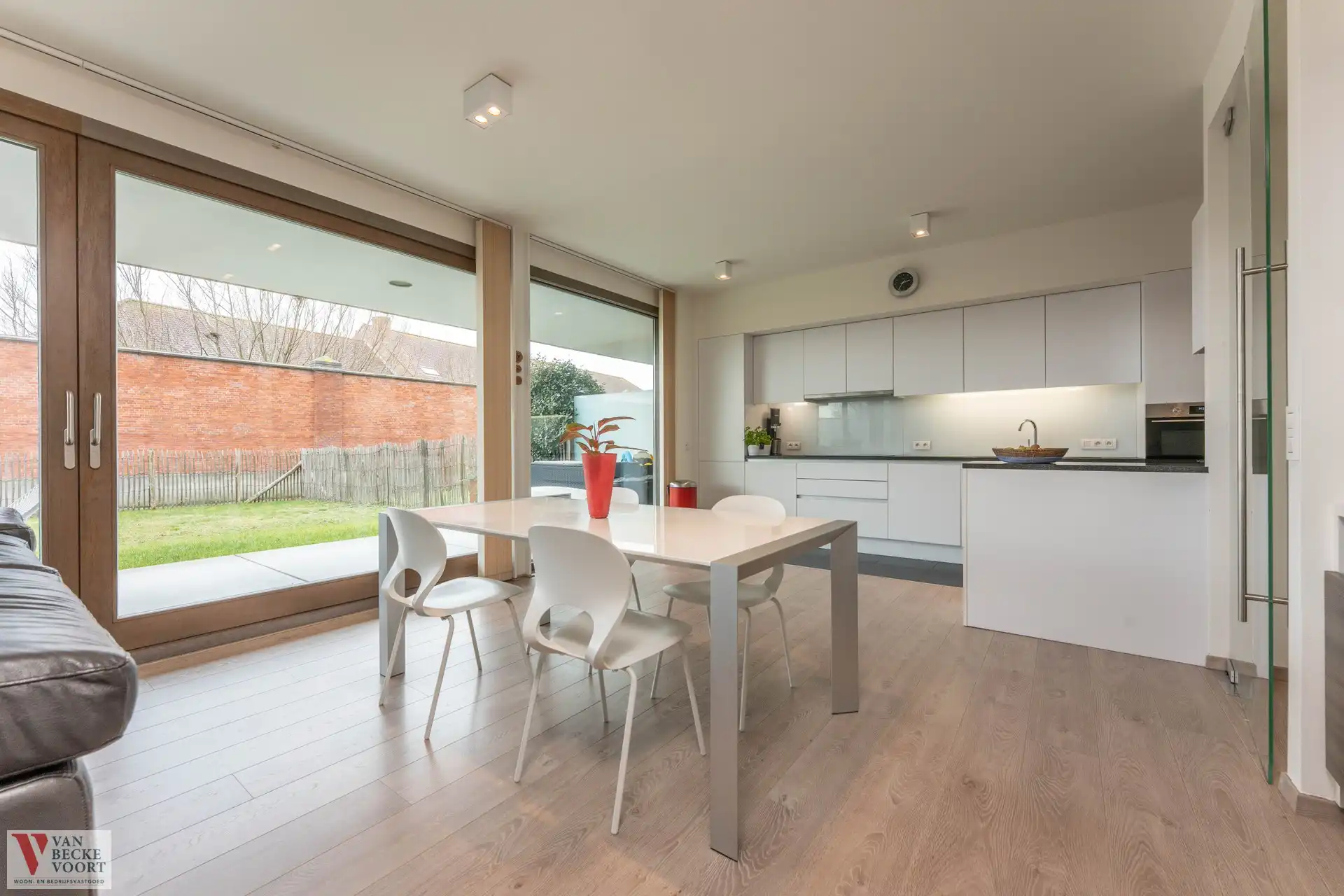 Gelijkvloers appartement op onevenaarbare locatie foto 7