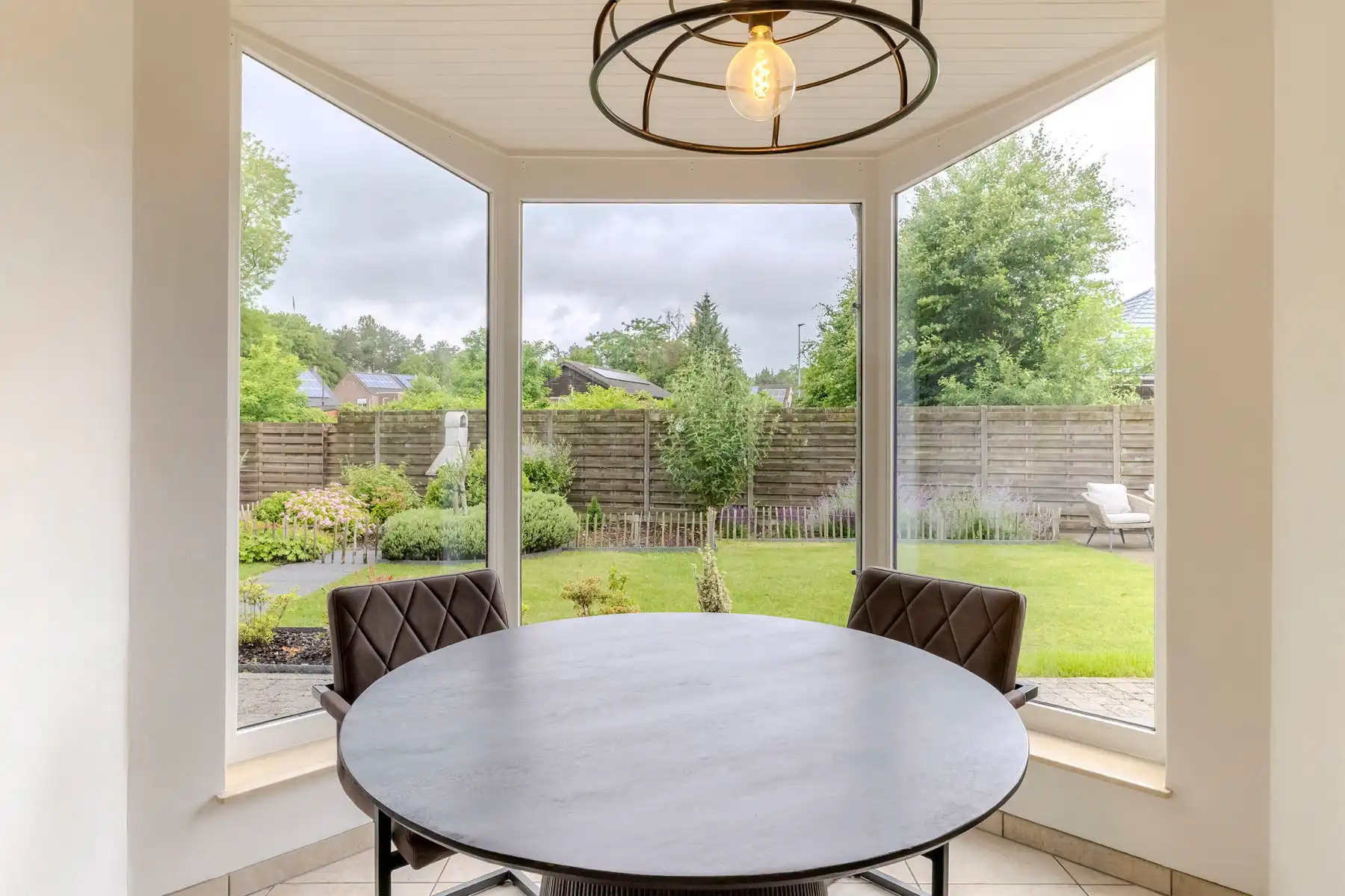 Ruime gezinswoning met garage en tuin op 557m2 grond foto 10