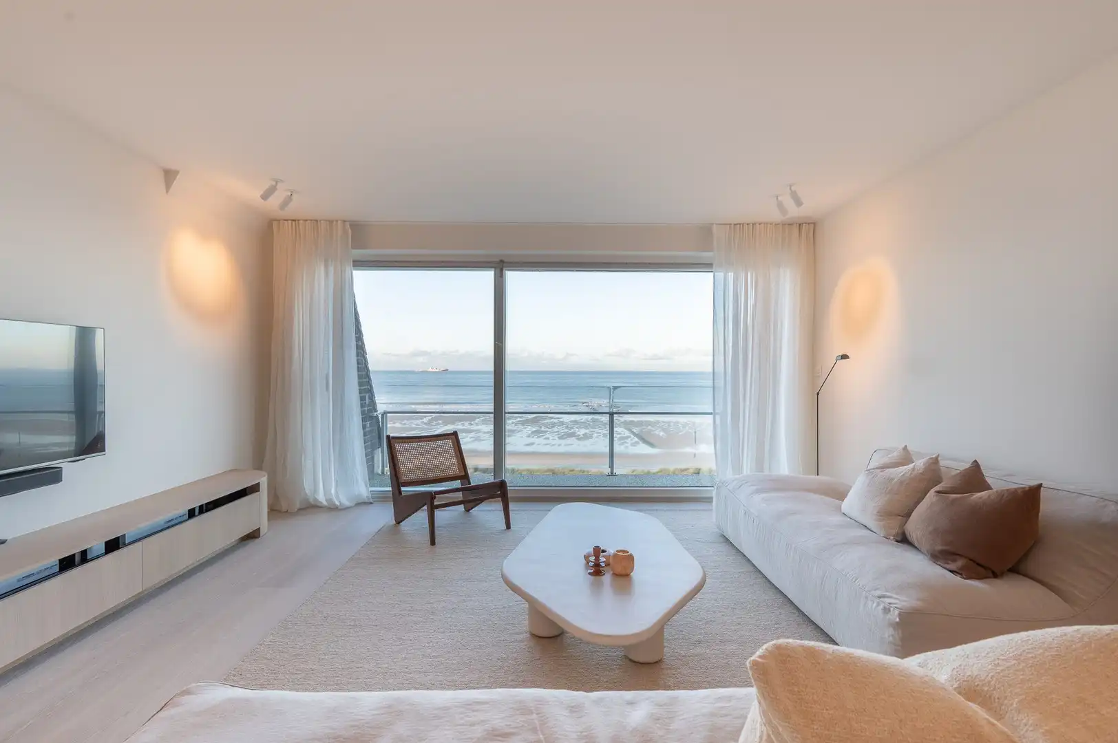 Magnifiek appartement op de wandeldijk in het Zoute, met adembenemend frontaal zeezicht. foto 2