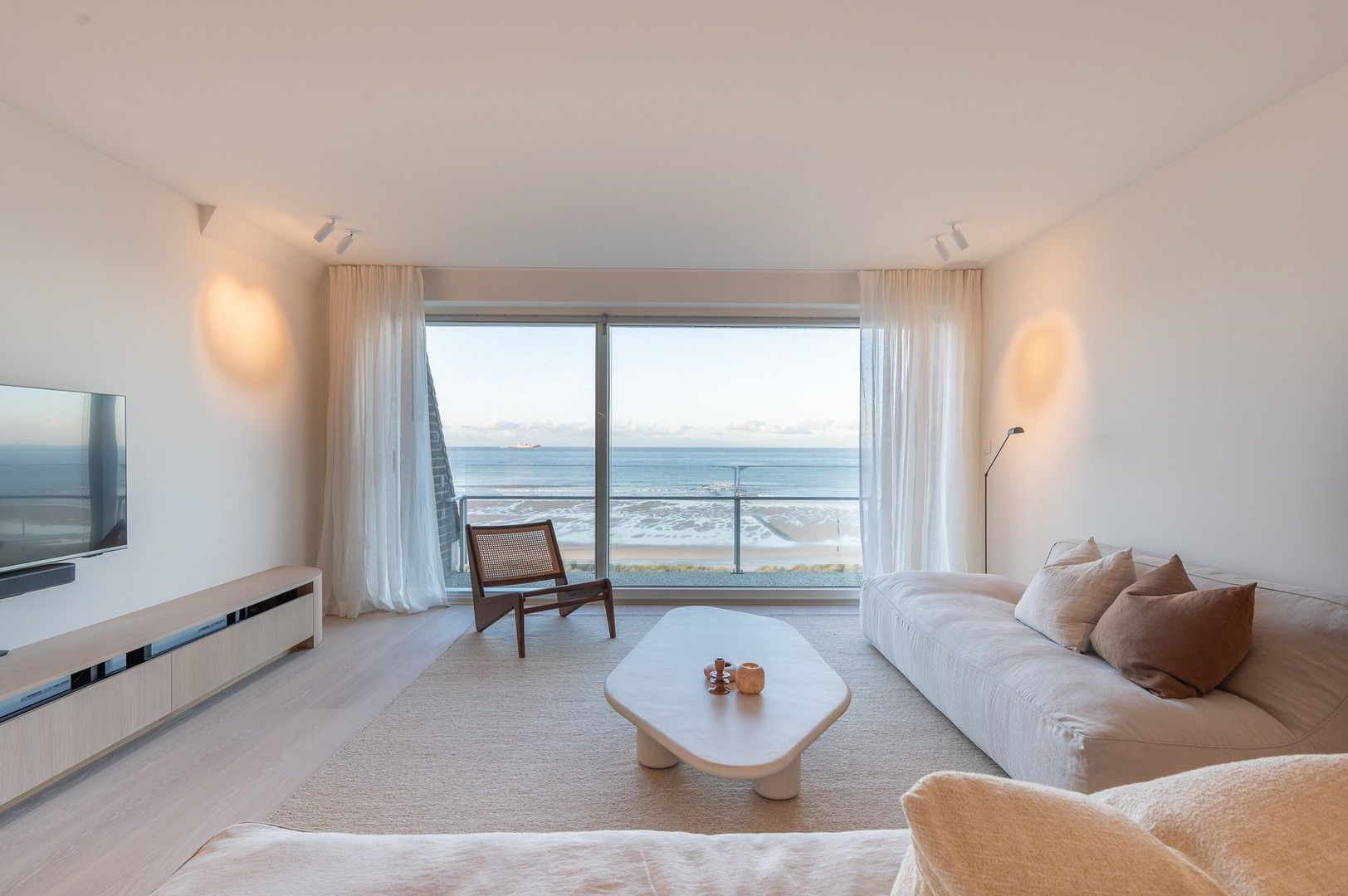 Magnifiek appartement op de wandeldijk in het Zoute, met adembenemend frontaal zeezicht. foto 2