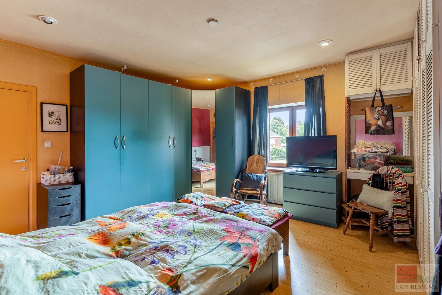 Unieke gesloten bebouwing met veel potentieel, deze ruime woning biedt een indrukwekkende woonoppervlakte van 306 m² foto 16