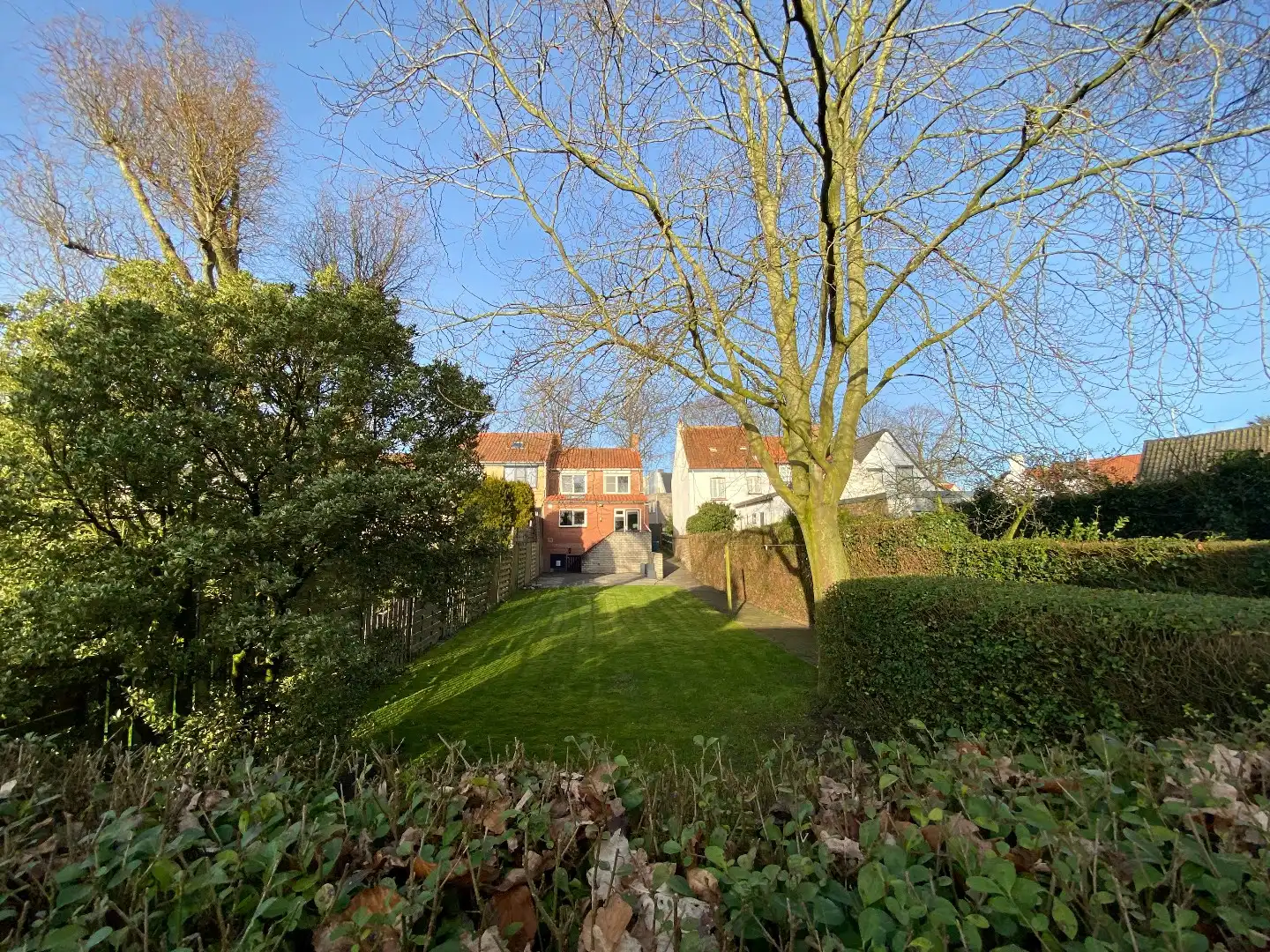 Gerenoveerde half vrijstaande woning met royale tuin en dubbele garage. foto 6