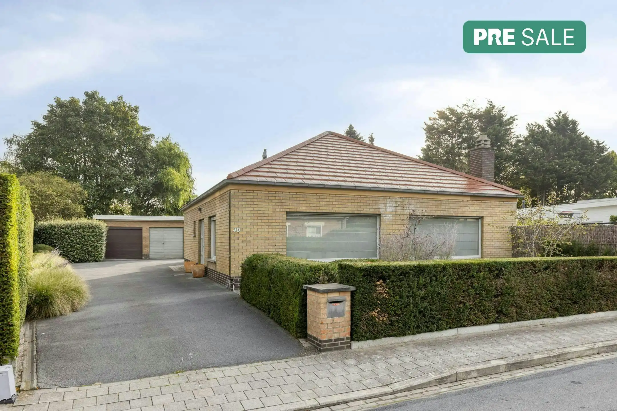 Instapklare bungalow op 898m² te koop in Wevelgem! foto {{pictureIndex}}