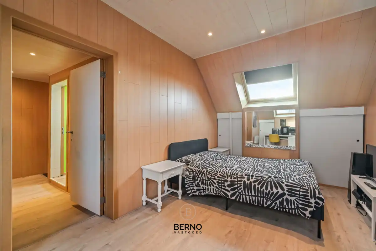 Ruime, gerenoveerde woning met knappe tuin foto 24