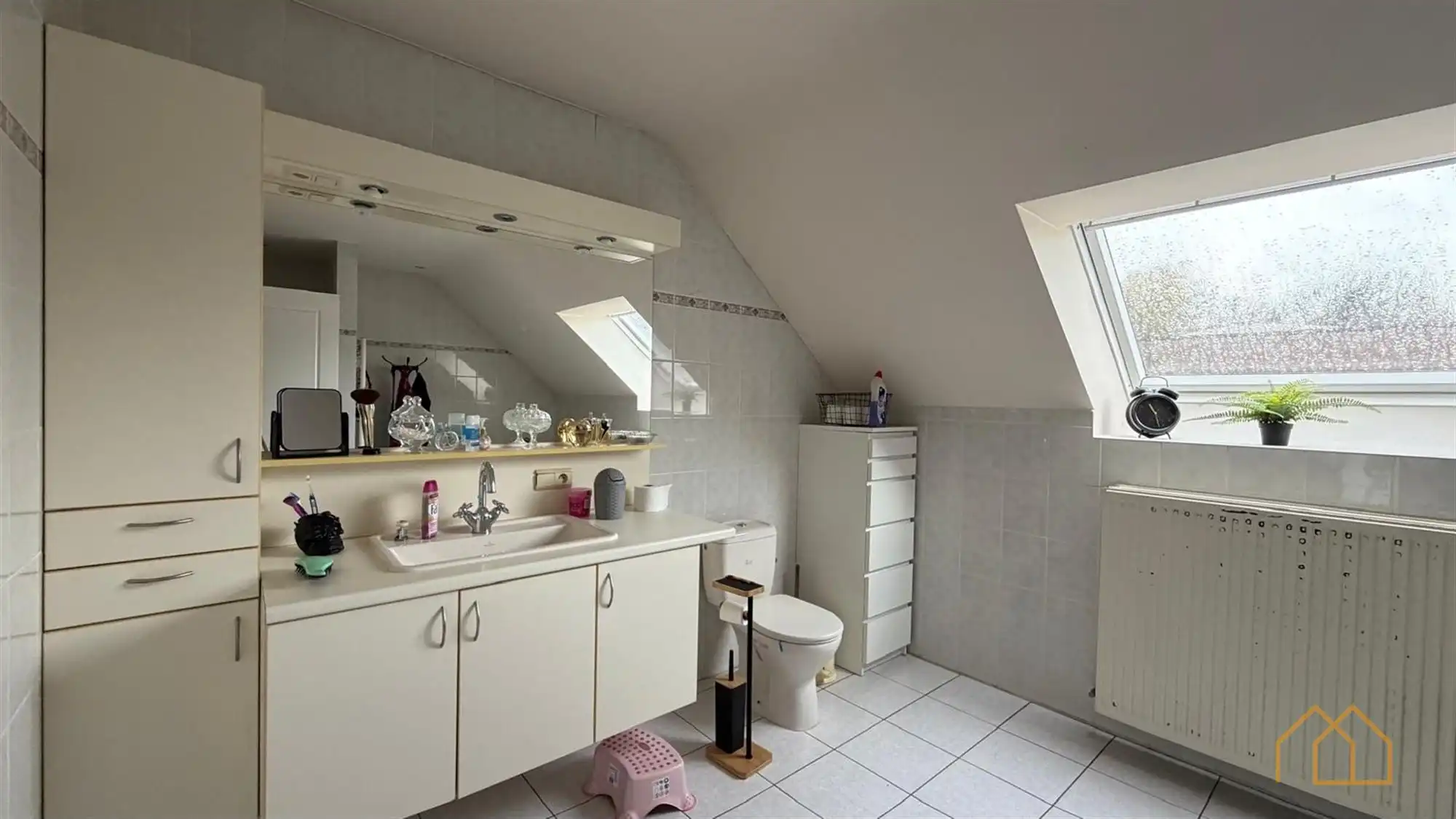 Ruime woning met burelen foto 15