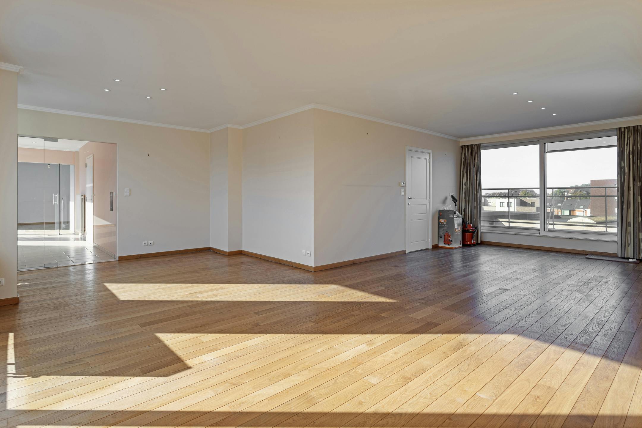 Zeer ruim dakappartement van 279 m² te koop in Roeselare foto 3
