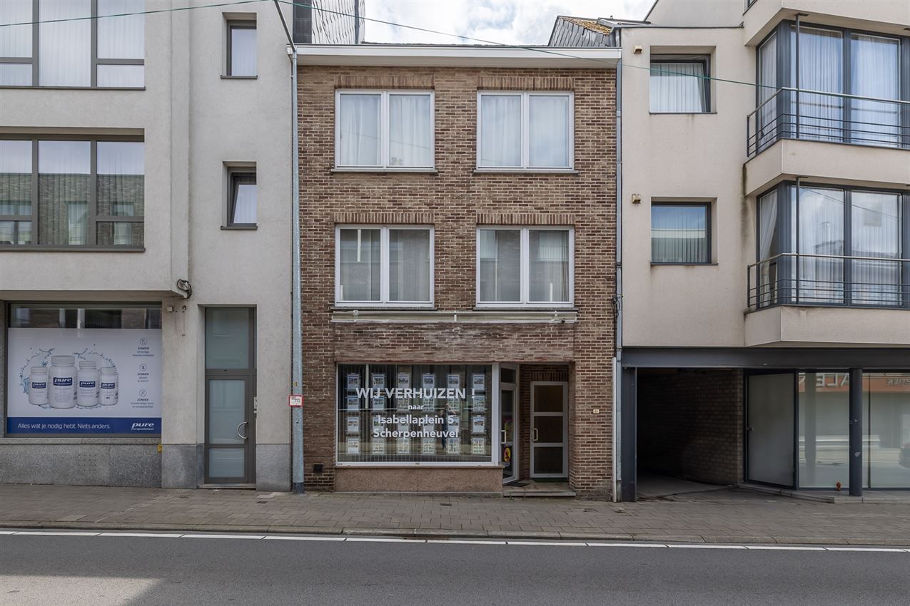 Verzorgd gebouw met handelszaak en 2 apt foto {{pictureIndex}}