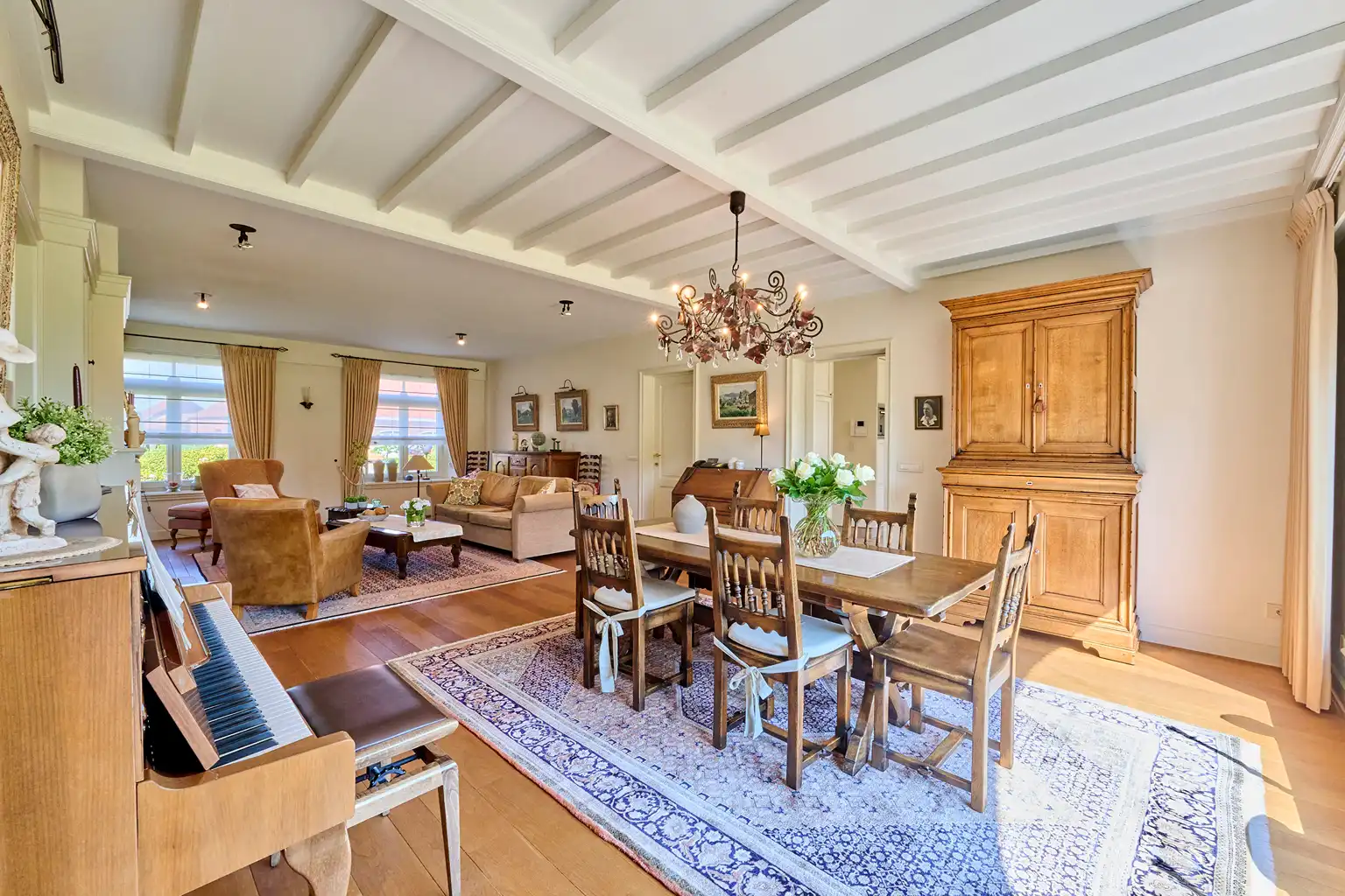 Exclusieve villa met bijgebouwen op 6.660m² grond foto 3