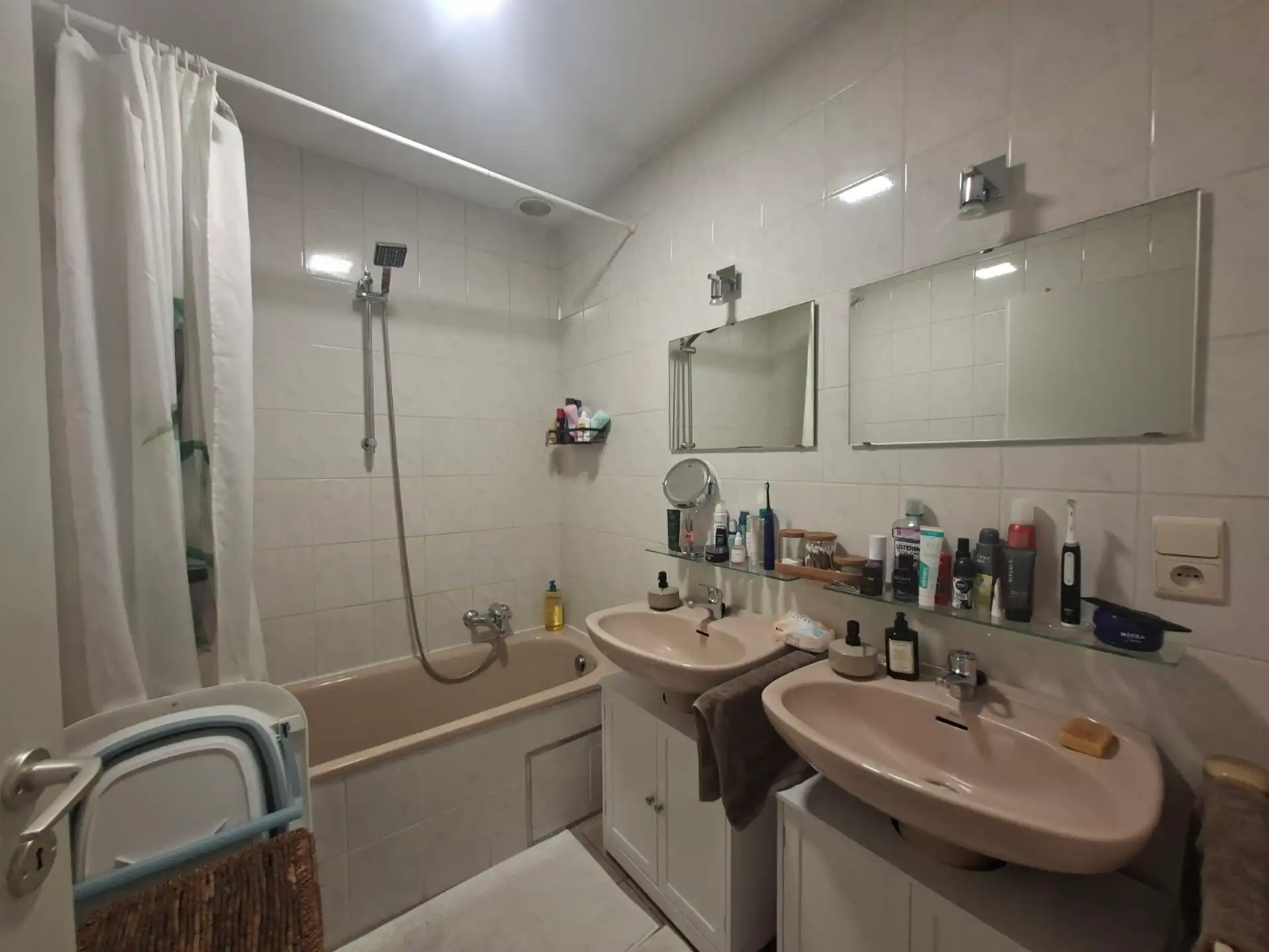 Instapklaar appartement met 2 slaapkamers, berging & parking foto 5