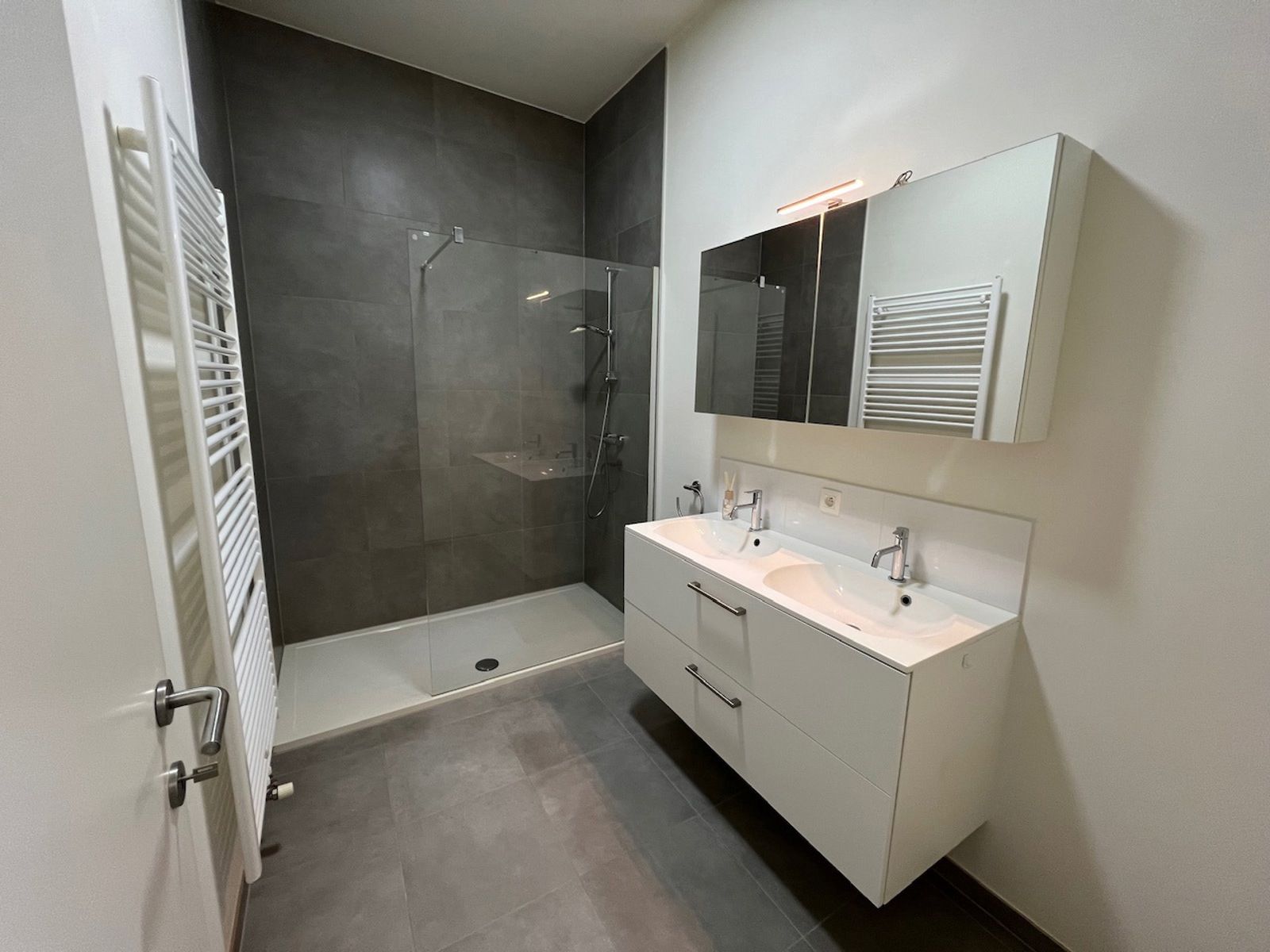 Recent dakapp met 2slpk, terras en parking foto 17