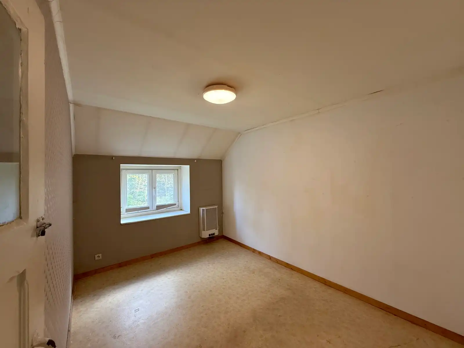 Te renoveren woning met 3 slaapkamers, garage en tuin foto 9