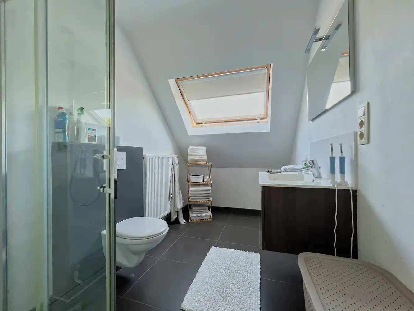 Recente, energiezuinige woning met zonnige tuin (344m²)! foto 9