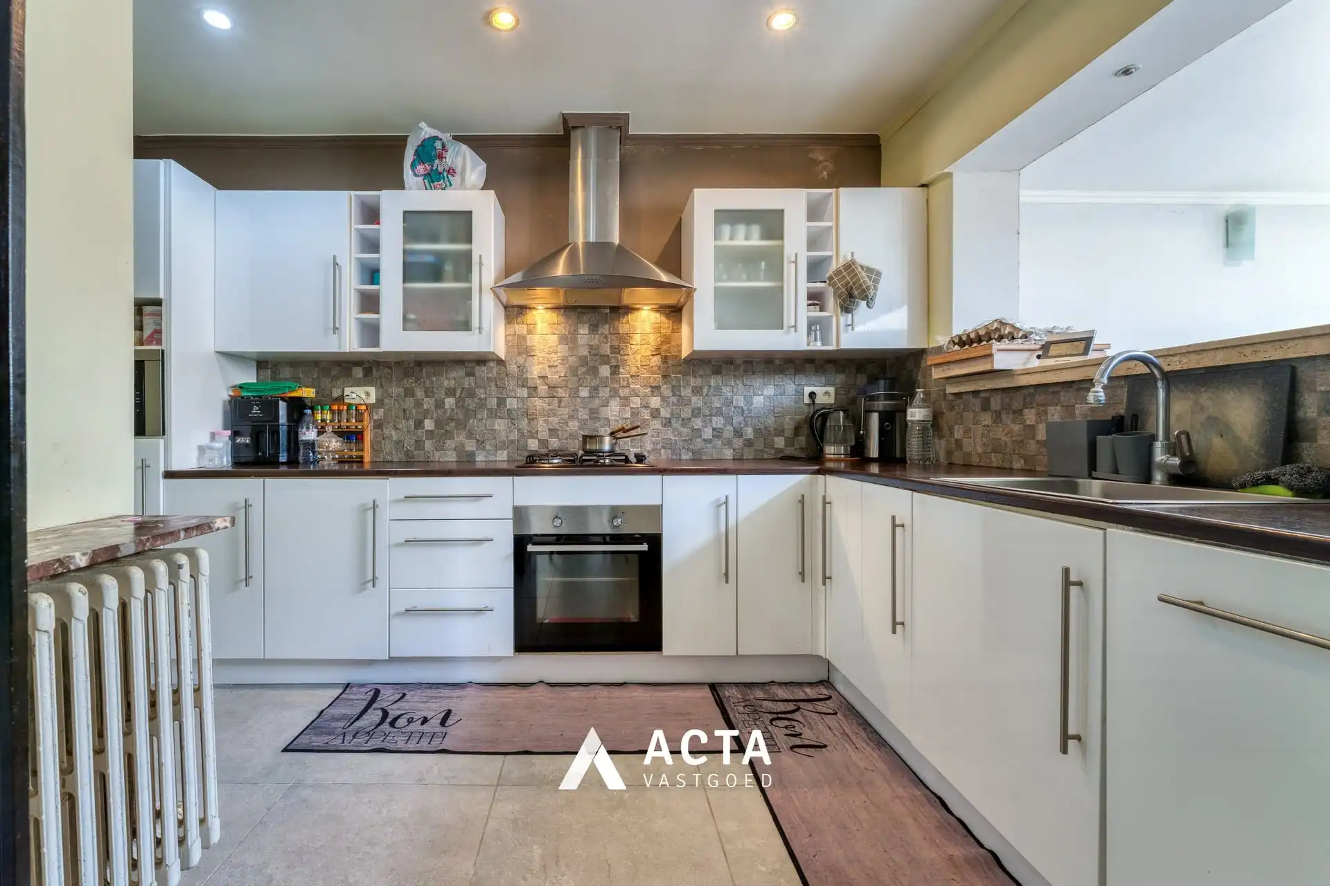 Halfopen bebouwing met vier slaapkamers in Mariakerke foto 3