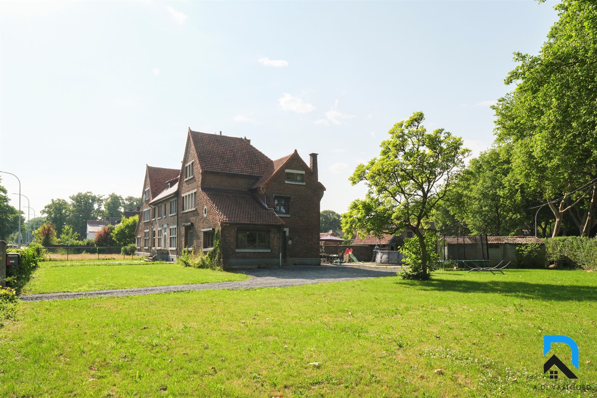 Woning met 5 slaapkamers op riant hoekperceel foto 3