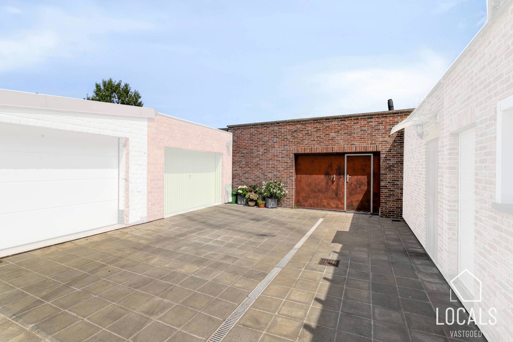 Mooie gerenoveerde woning met ruime garage in hartje Okegem foto 17