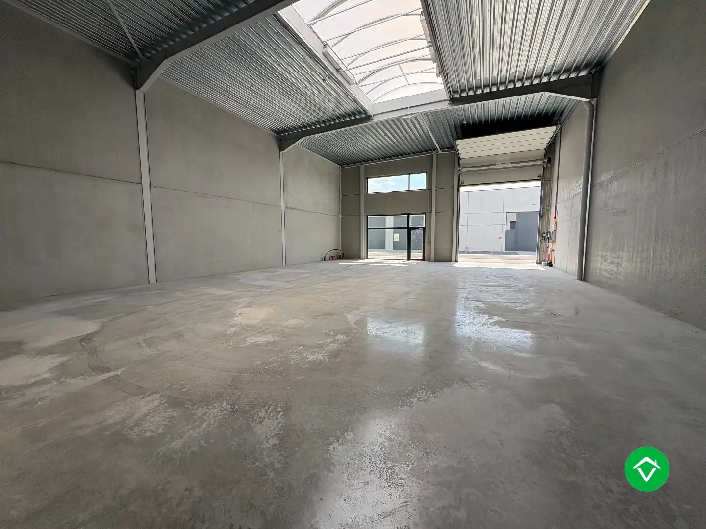 Loods te koop – 246 m² met 2 parkeerplaatsen inbegrepen op de industriezone te Ichtegem foto {{pictureIndex}}