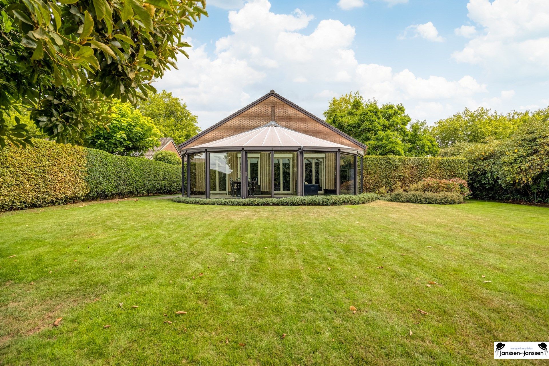 Charmante laagbouwwoning met 3 slaapkamers en prachtige tuin foto 21