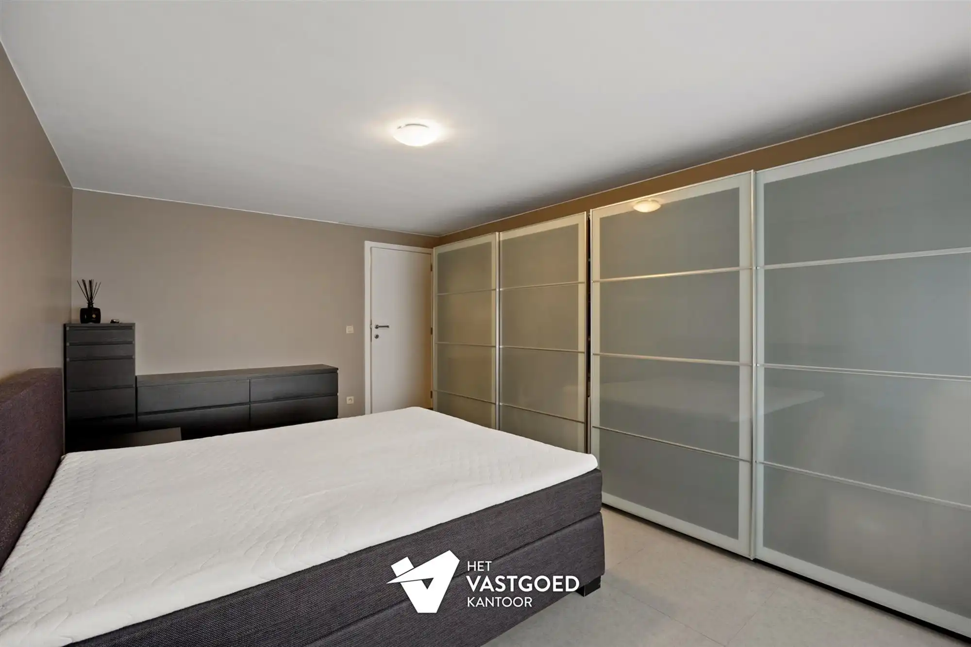 PERFECT ONDERHOUDEN GELIJKVLOERS APPARTEMENT (146M²) MET 3 SLAAPKAMERS EN TERRAS TE HASSELT foto 12