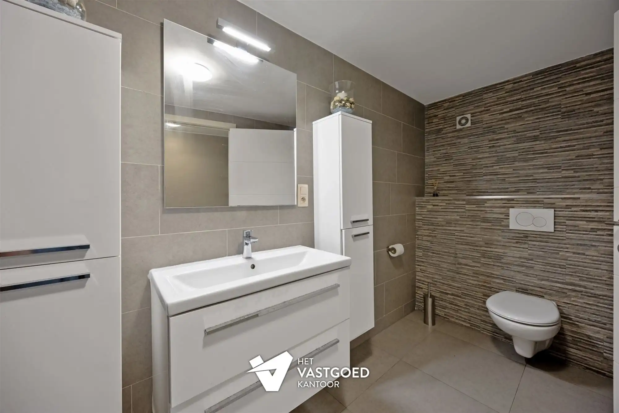 PERFECT ONDERHOUDEN GELIJKVLOERS APPARTEMENT (146M²) MET 3 SLAAPKAMERS EN TERRAS TE HASSELT foto 12