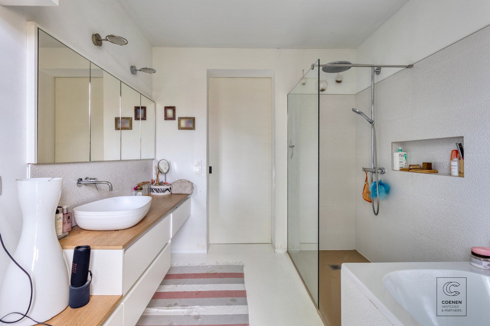 Prachtig, instapklare laagbouwwoning met 4 slaapkamer op een perceel van 995 m²! foto 11