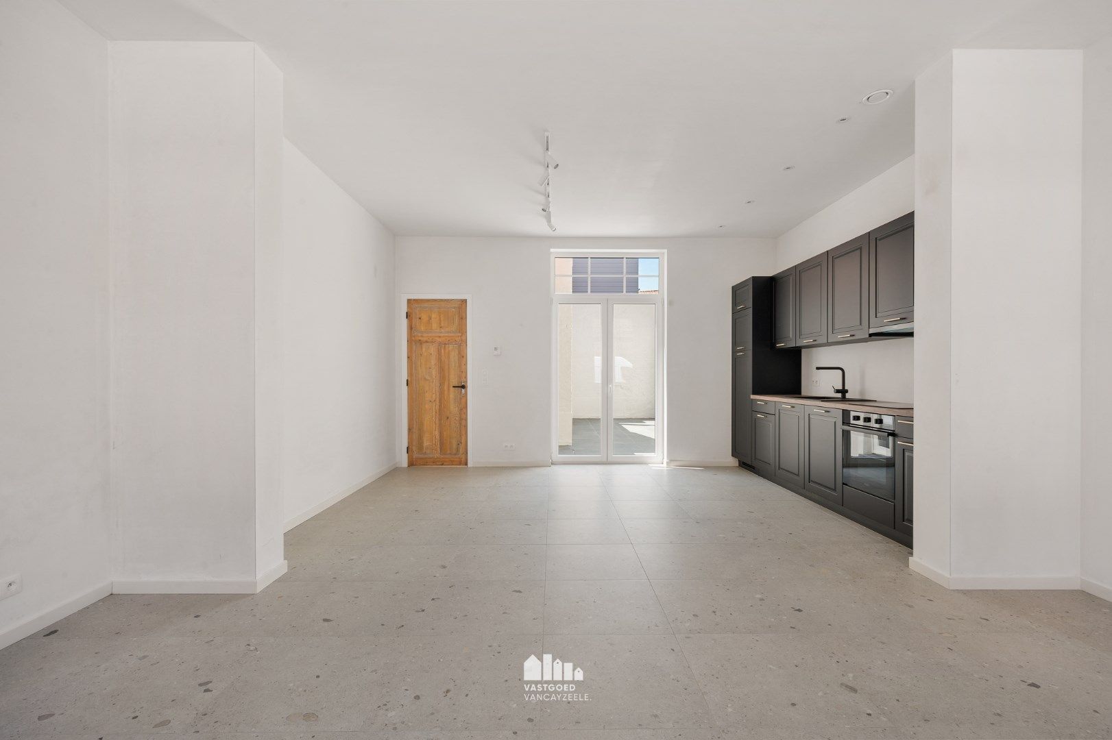 Volledig gerenoveerde herenwoning met grote koer op centrale ligging.  foto 7