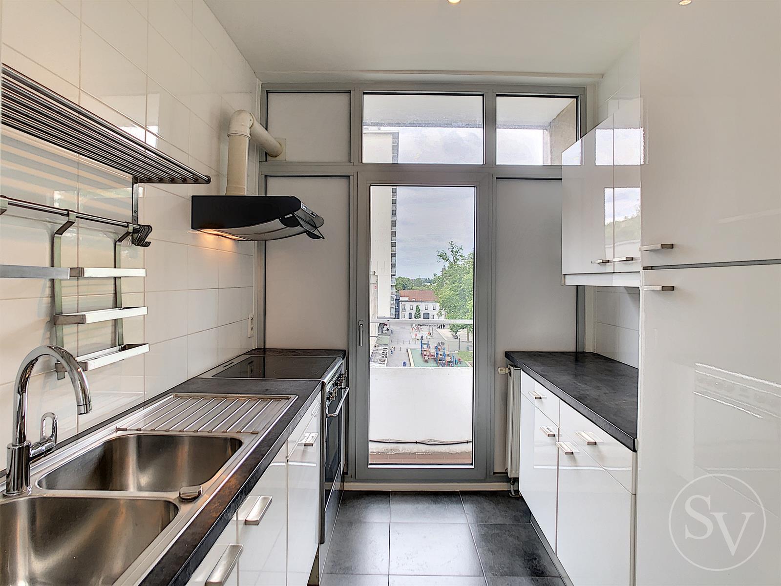 Appartement met 2 slaapkamers, balkon en garage. foto 6