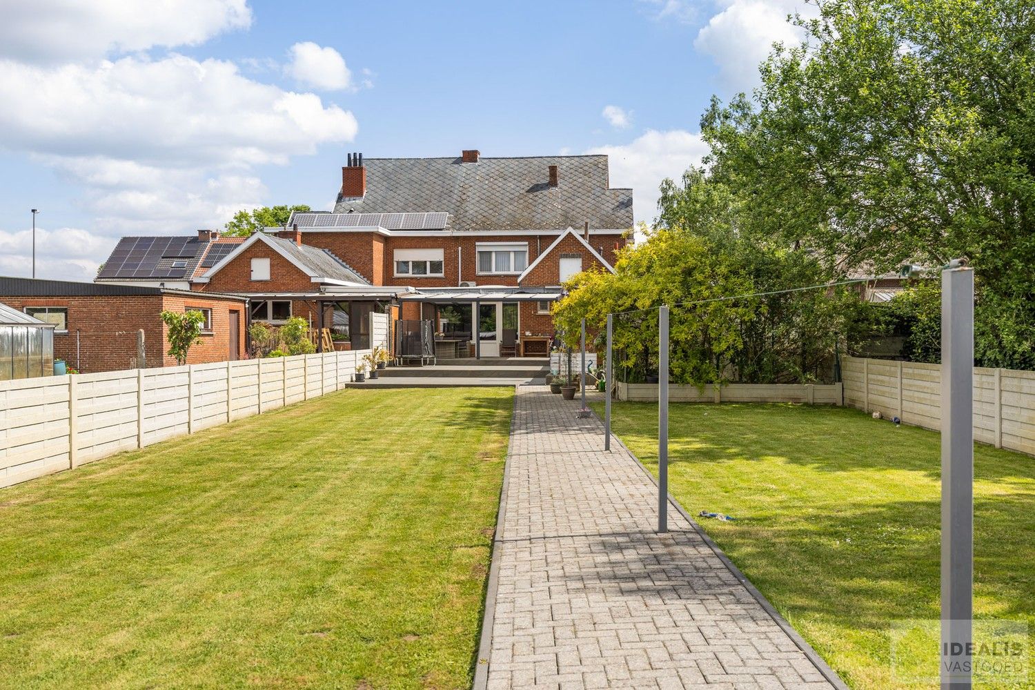 IDEALIS VASTGOED – RECENT GERENOVEERDE WONING (2021) OP EEN PERCEEL VAN MAAR LIEFST 8A92CA OP EEN ZEER GUNSTIGE LOCATIE! Deze ruime woning met een netto bewoonbare oppervlakte van +- 170m² bevindt zich langs de Paalseweg in Hulst, deelgemeente van Tessenderlo-Ham. Naast de perfecte ligging is het een prachtig afgewerkte woning met een royale leefruimte, zeer ruime open keuken, 3 slaapkamers en badkamer. Een uniek aanbod voor wie op zoek is naar een volledig gerenoveerde instapklare woning. foto 26