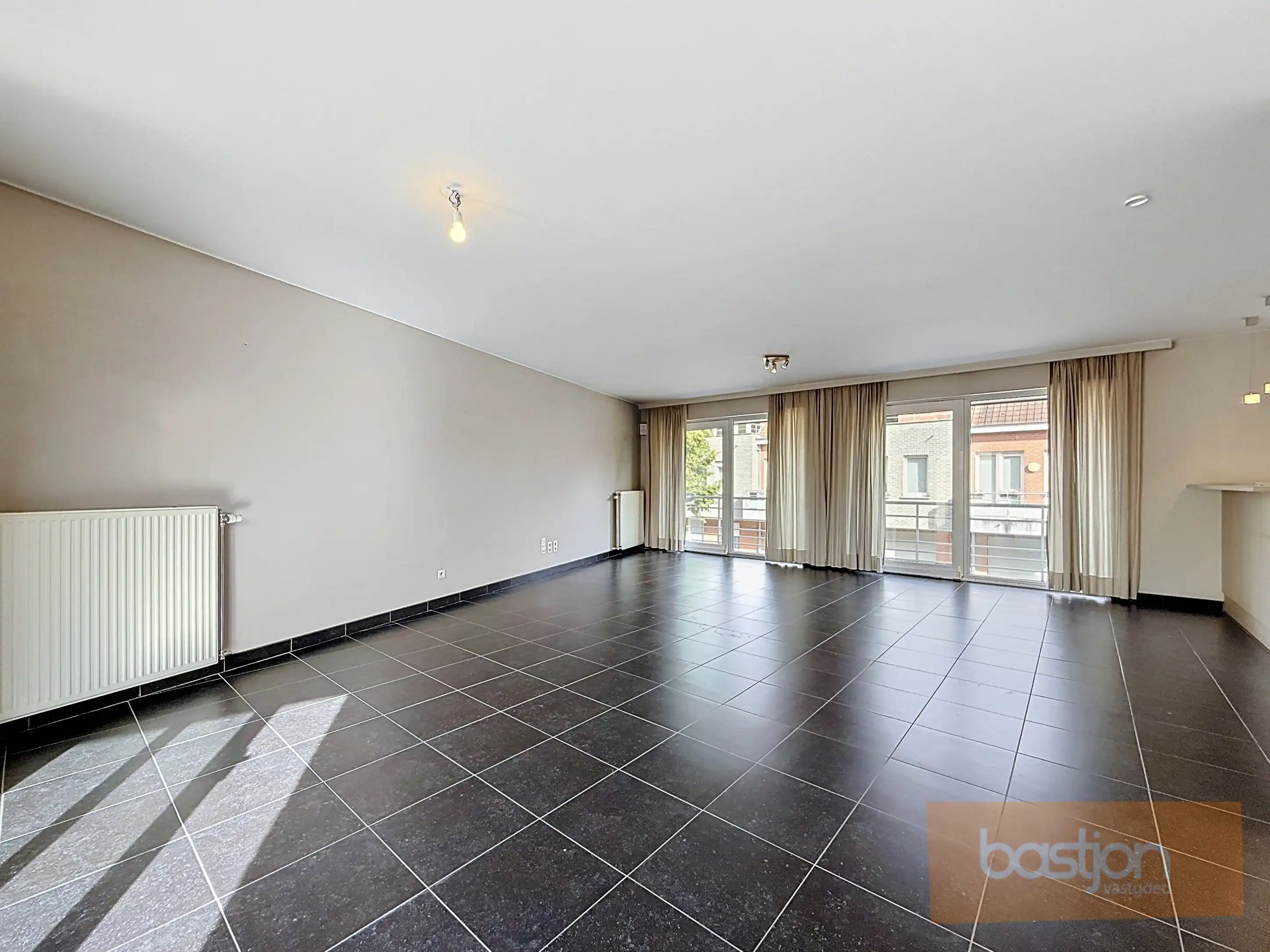 Lichtrijk appartement met terras en garage op Markeplaats foto 5