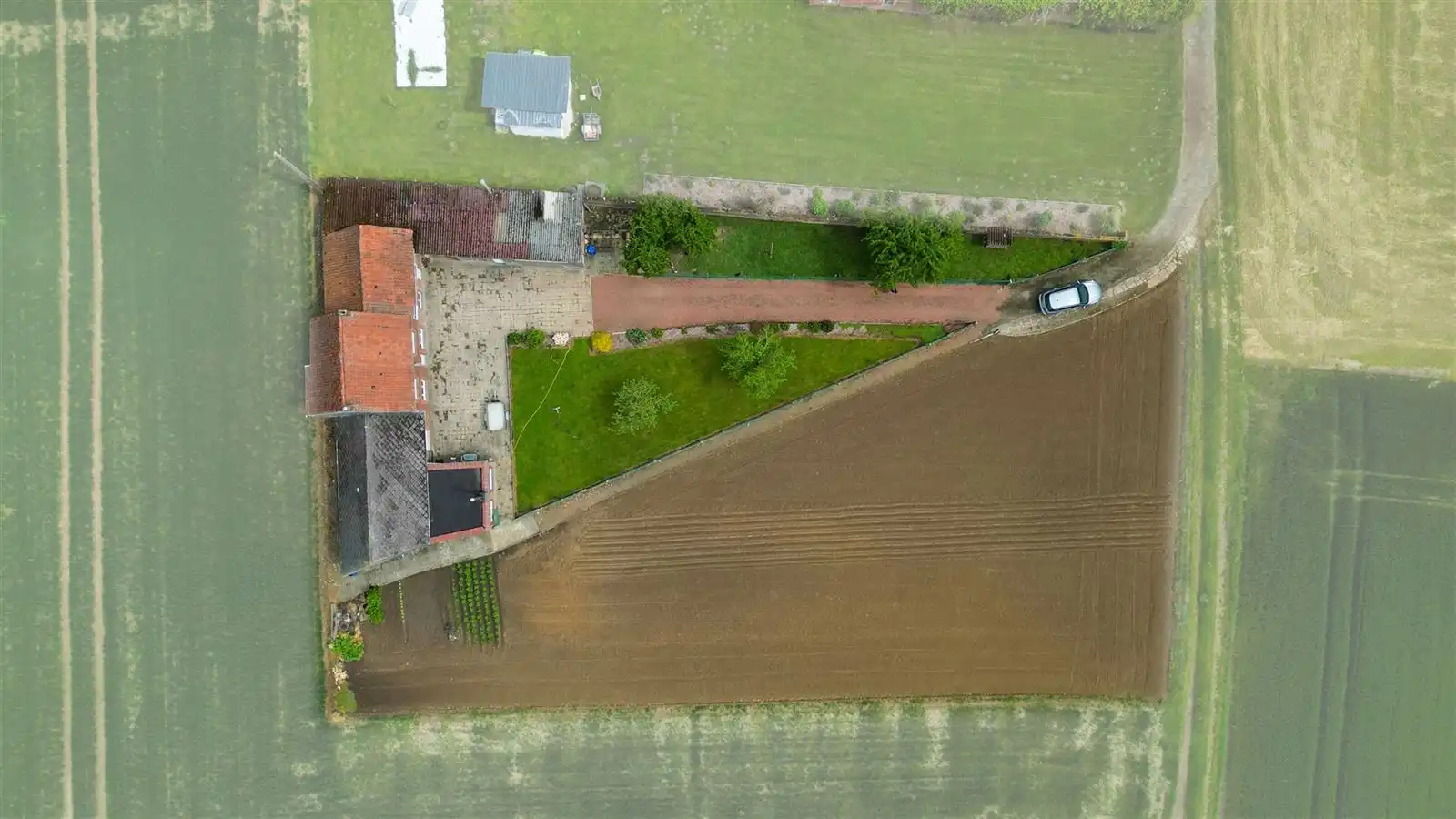 Allenstaande achterliggende te renoveren gezinswoning op 23are40 foto 3