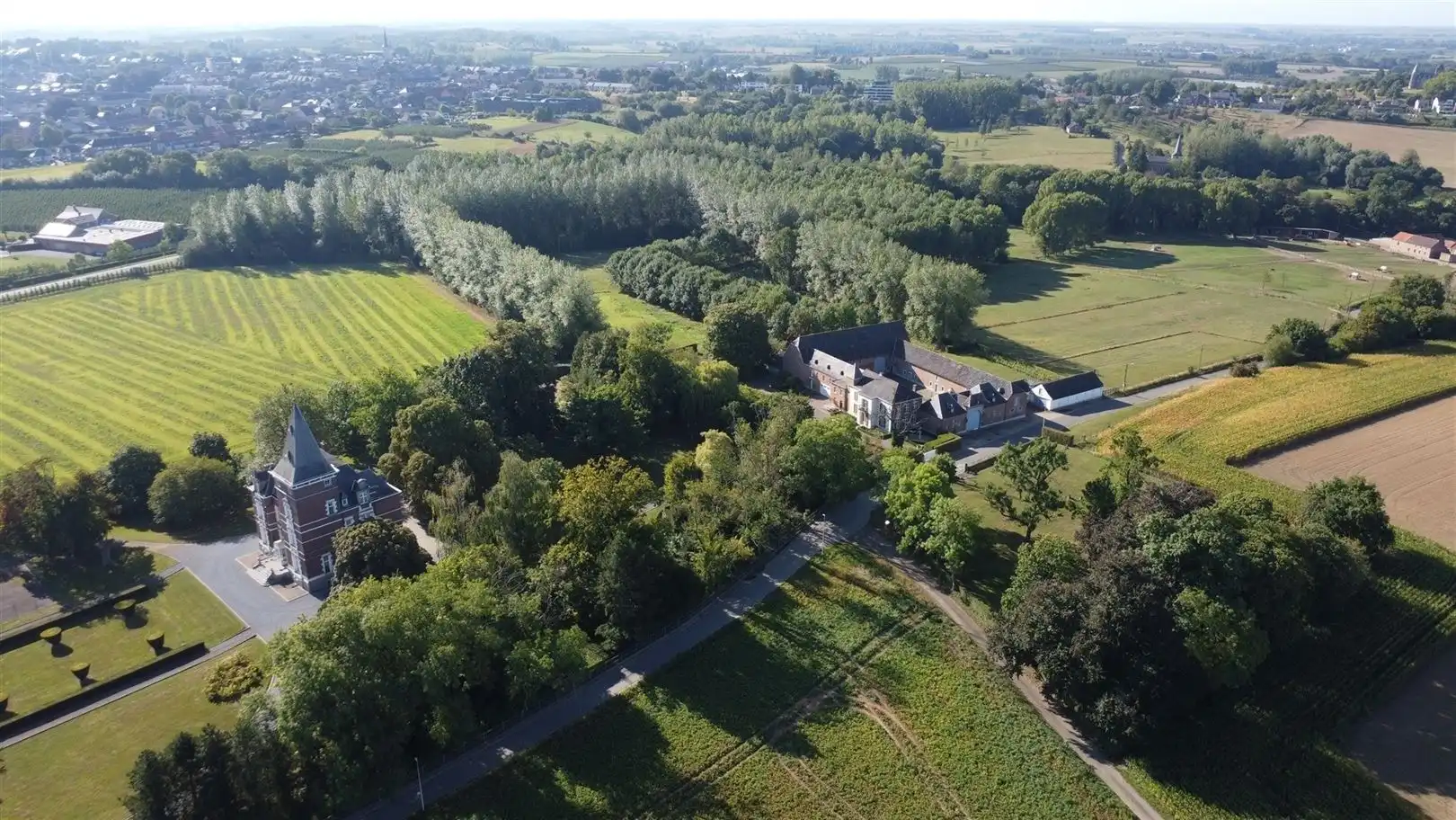 Instapklaar kasteeldomein met vierkantshoeve foto 10