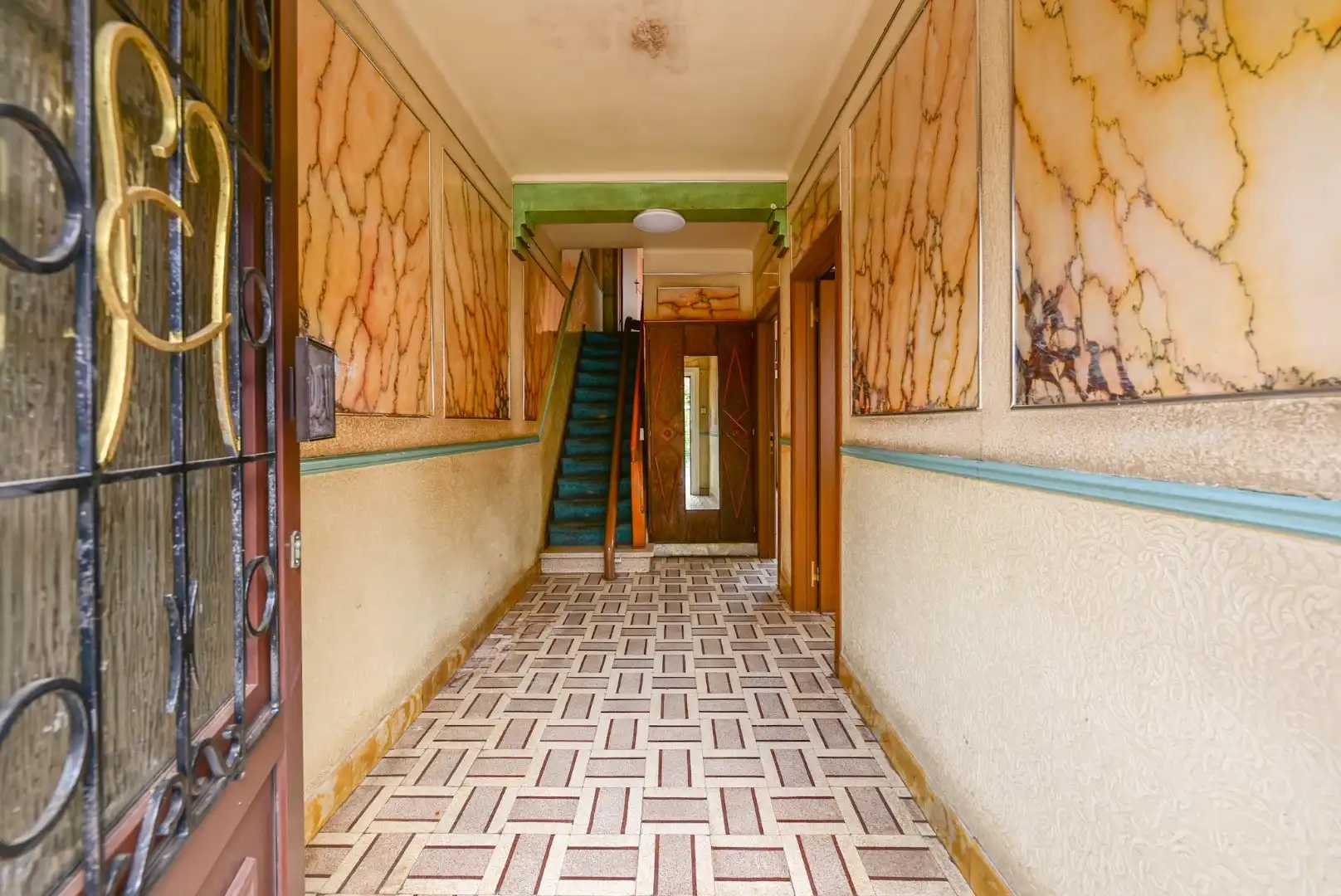Halfopen bebouwing met 5 slaapkamers op 581m² met 2 garages en een uitweg foto 2