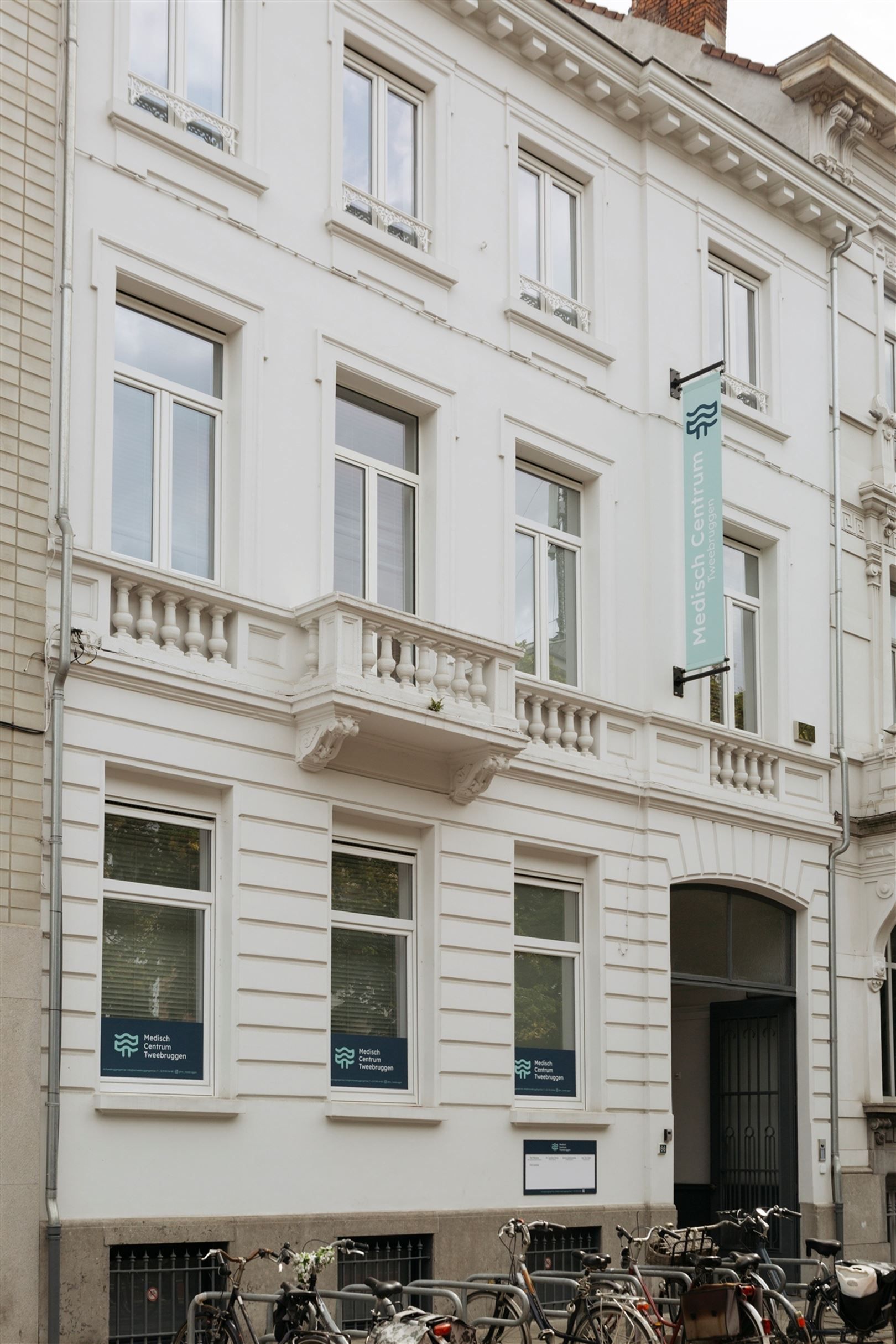 Kantoren/praktijkruimten op strategische locatie in Gent met parking foto {{pictureIndex}}