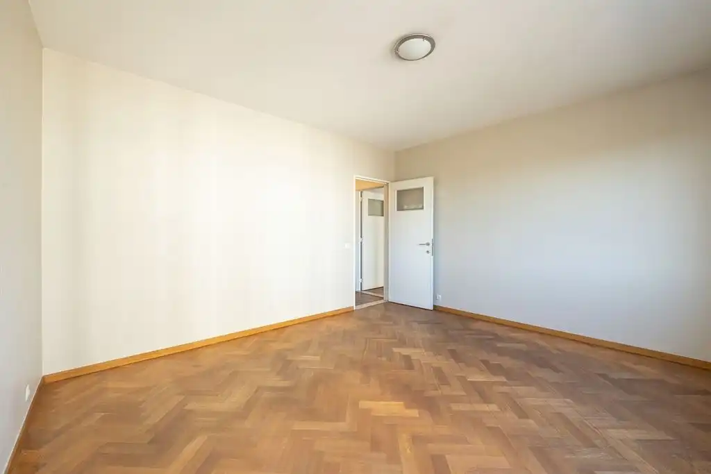 Instapklaar appartement op prachtige visgraatparket foto 12