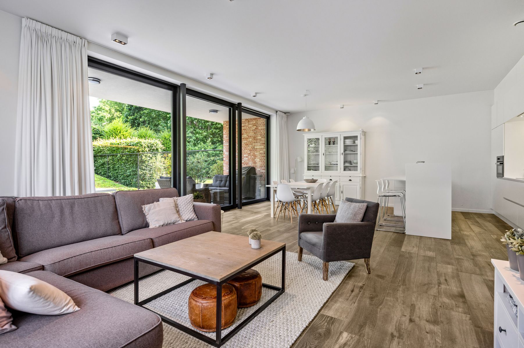 Luxe gelijkvloersapp. met ondergrondse parking en tuin. foto 7
