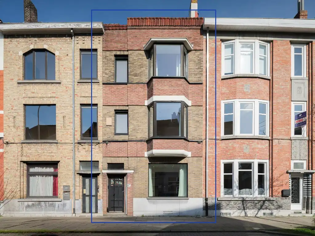 Instapklare en smaakvol gerenoveerde woning (3 slaapkamers – 2 badkamers) met tuin nabij het Paul de Smet de Naeyerpark. foto {{pictureIndex}}