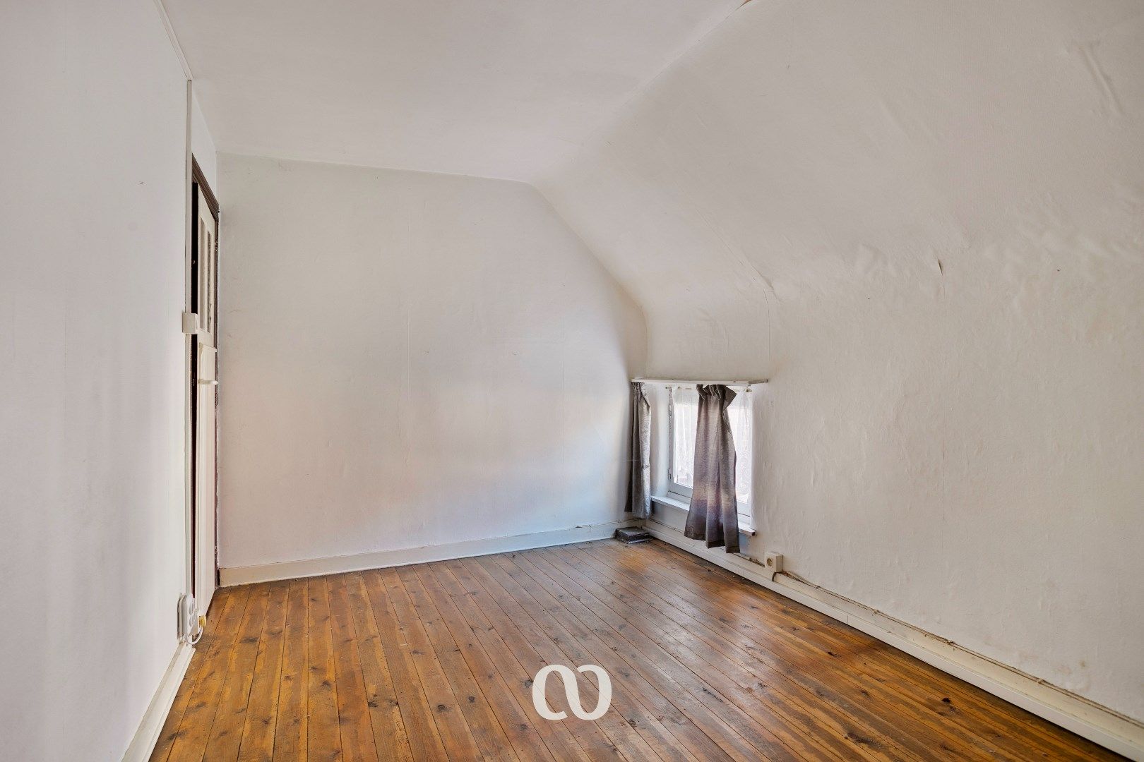 Te renoveren woning met bouwgrond foto 9