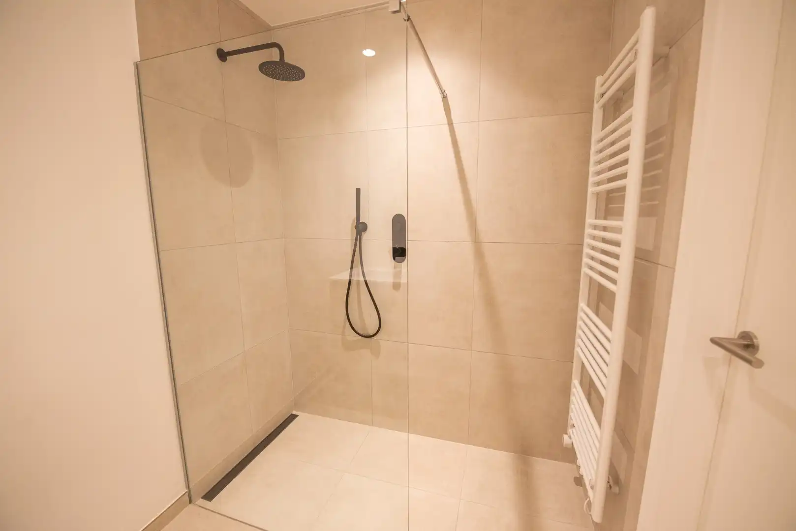 TE KOOP: Instapklaar, volledig gerenoveerd appartement met 1 slaapkamer in hartje Waregem foto 6