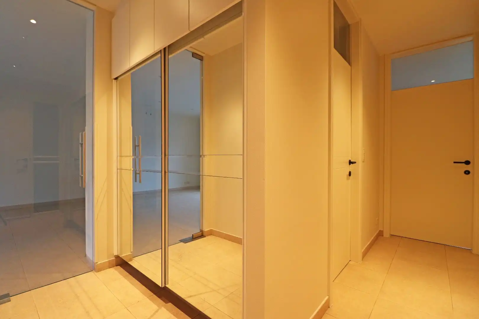 Gerenoveerd appartement met carport foto 3