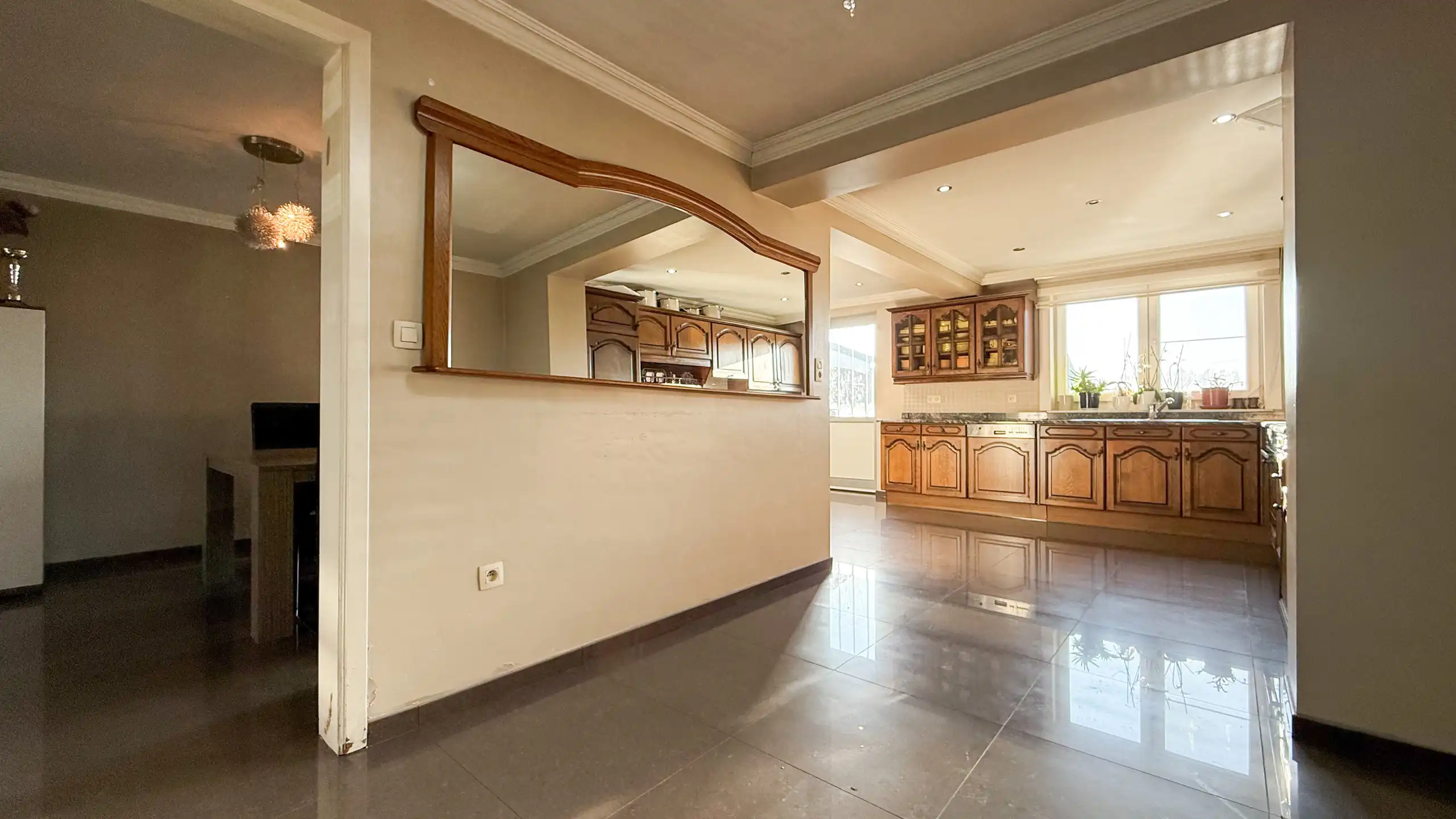 Moderne en gezellige woning met 5 slpkmrs en zonnepanelen! foto 9