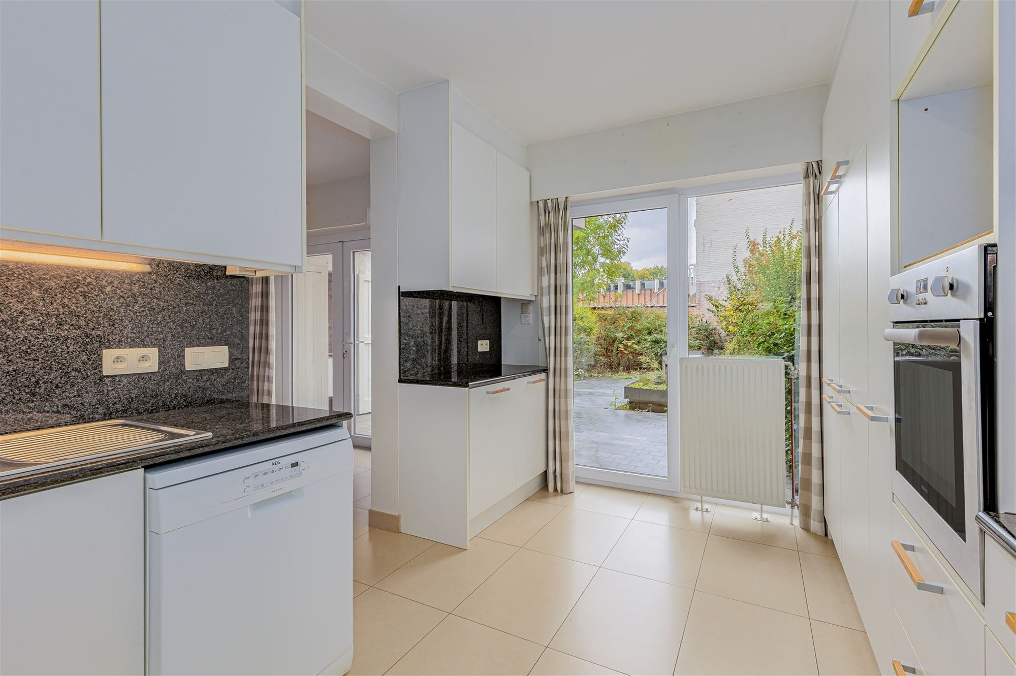 Gerenoveerd opbrengsteigendom met twee appartementen te koop foto 5