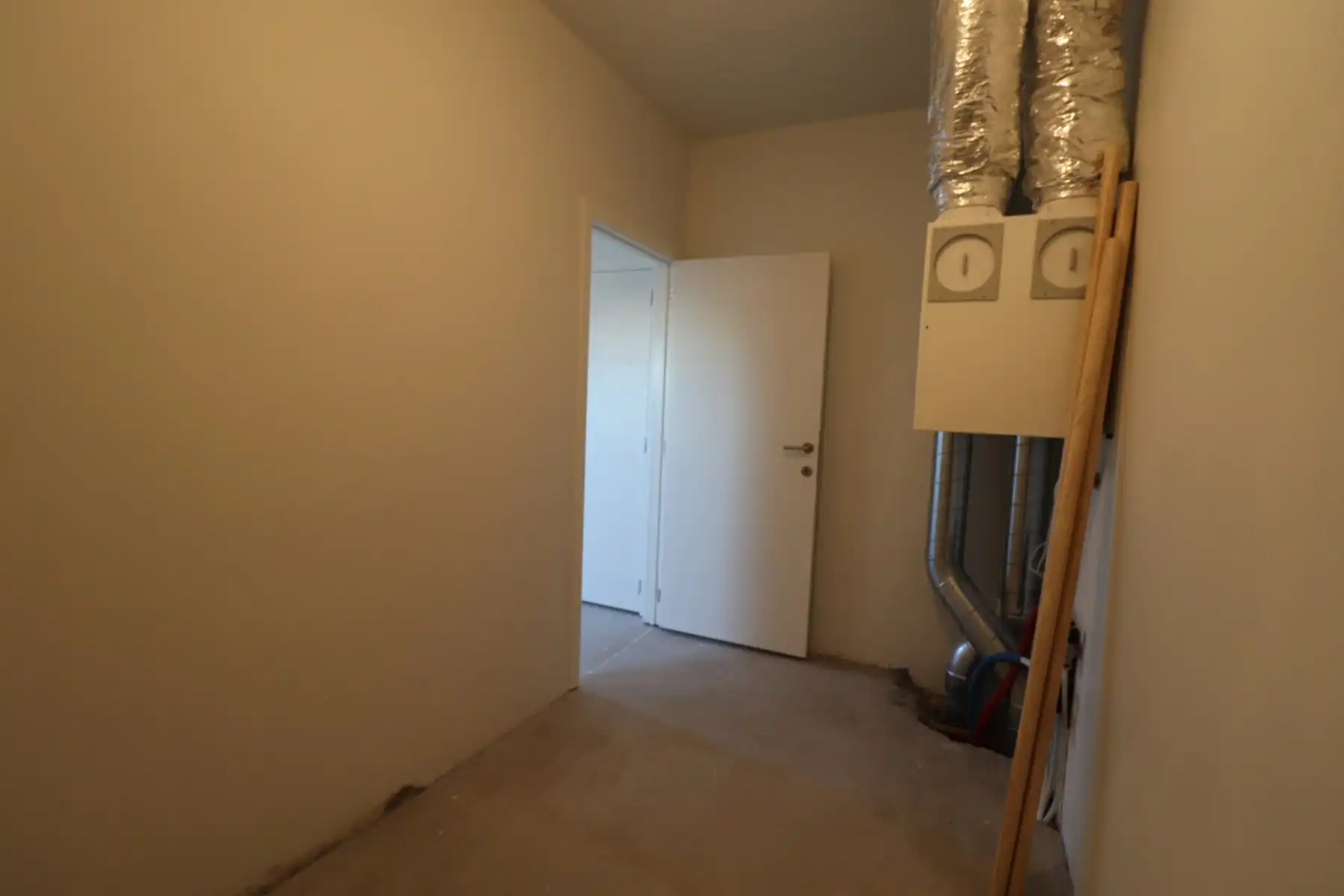 Ruime nieuwbouwwoning (163m² BO) met 3 slaapkamers, terras met tuin en brede carport. foto 16