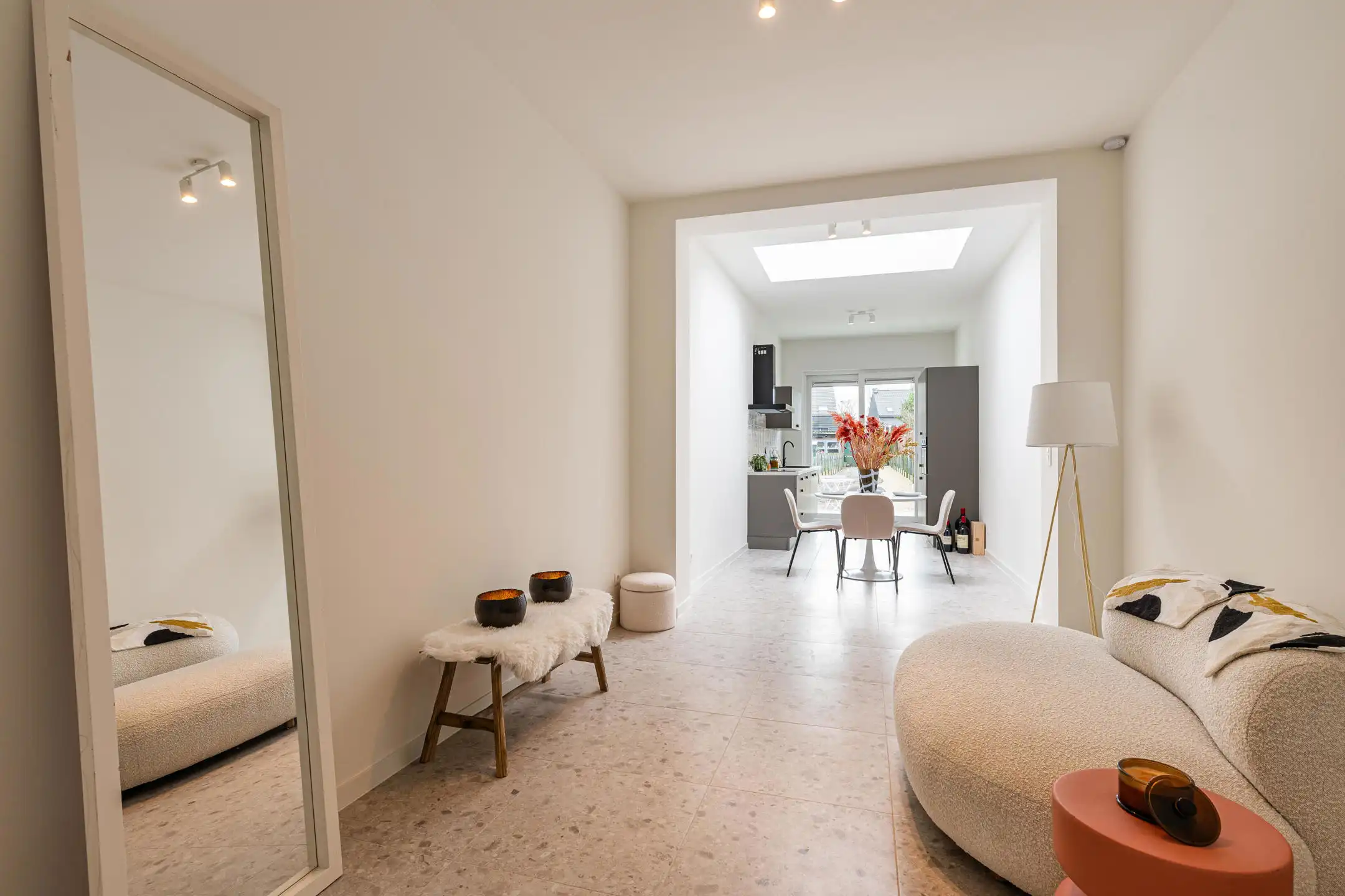 Totaal gerenoveerde woning met 3 slaapkamers, tuin en garage.  foto 4
