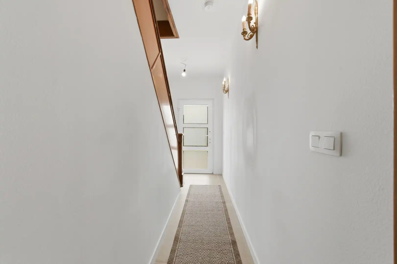 Instapklare halfopen bebouwing met 2 slaapkamers en ruime tuin foto 3