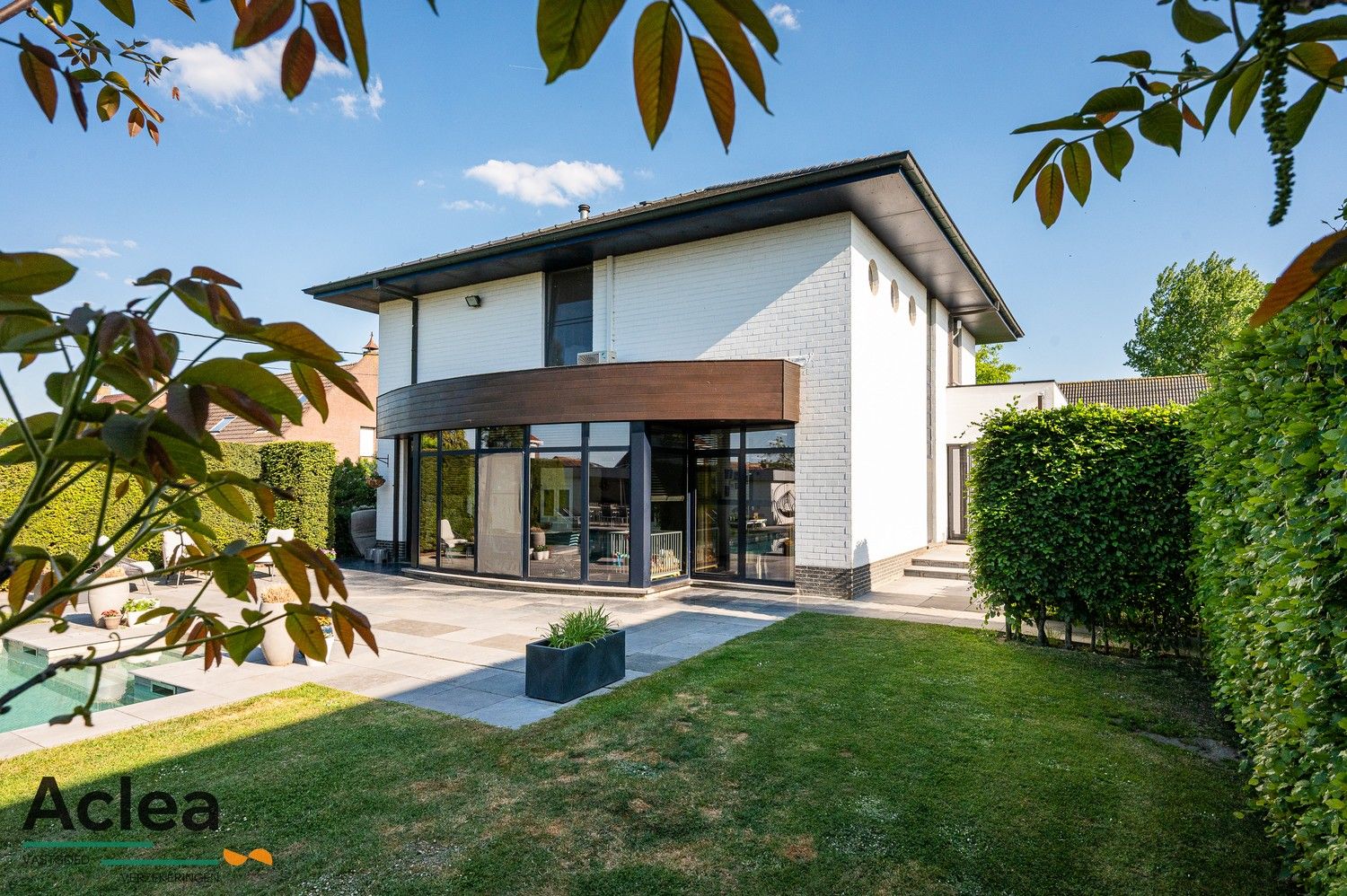 Moderne instapklare villa met zwembad en poolhouse foto 2