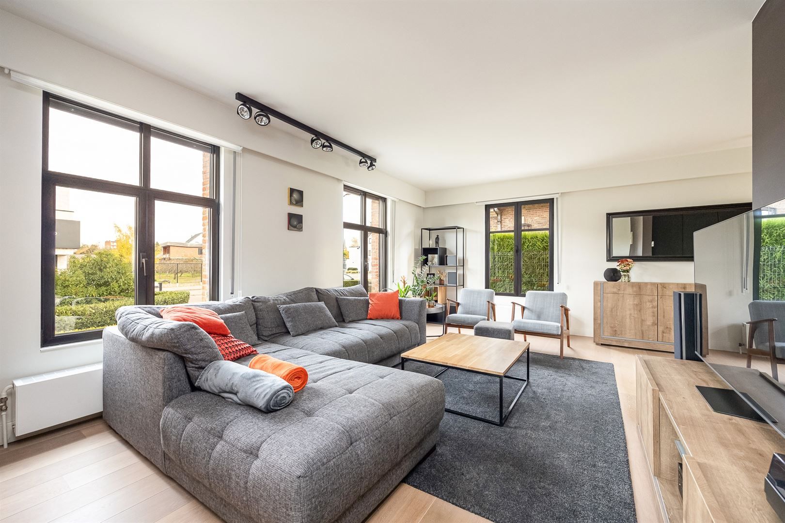 Ruime en sfeervolle OB te Heist-centrum! foto 4