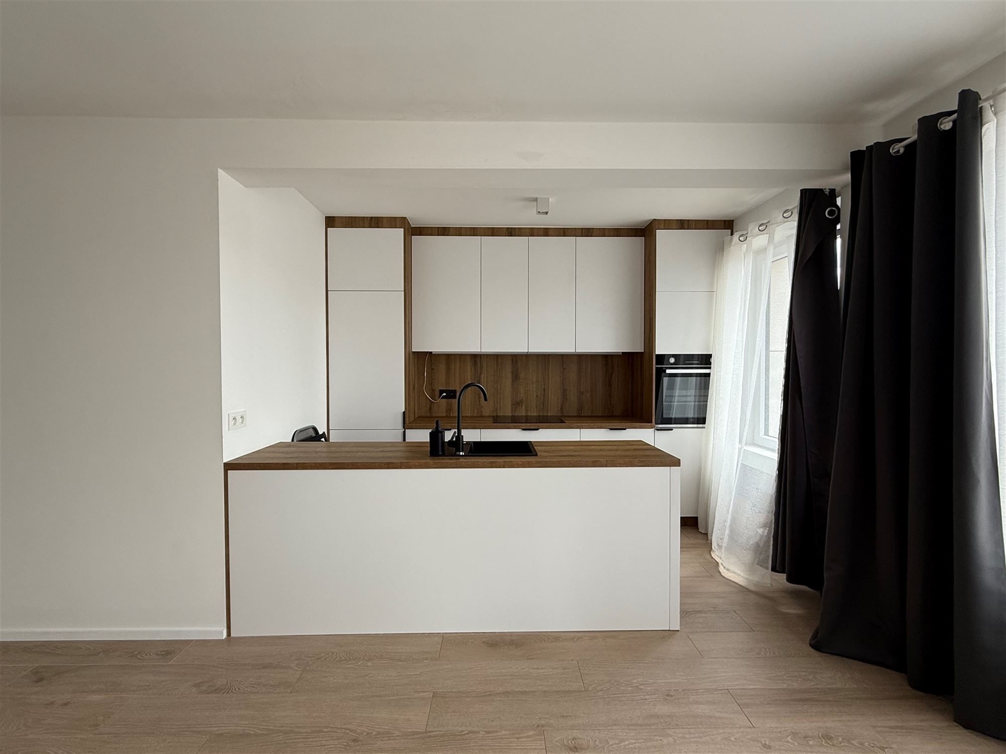 Gerenoveerd 2 slaapkamer appartement met terras foto 4
