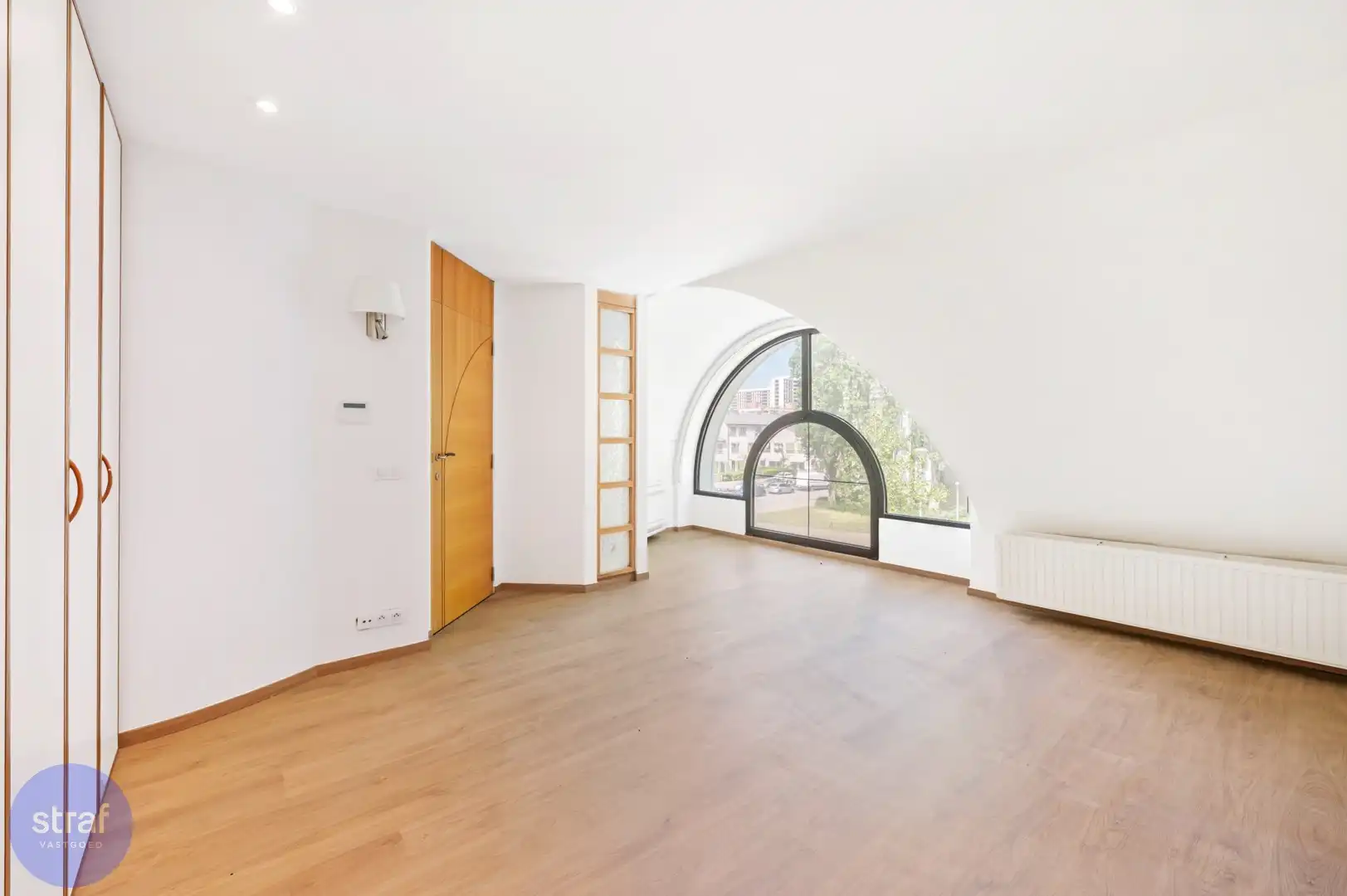 Ruim (en ook groot) huis op Linkeroever&nbsp;met praktijkruimte/ studio foto 16