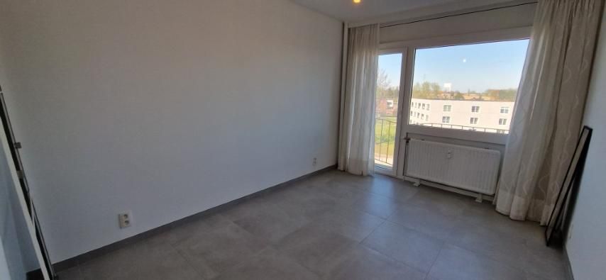 Volledig vernieuwd APPARTEMENT op de 4de verdieping met 2 slaapkamers, ondergrondse kelder en garage in het hoofdgebouw foto 23