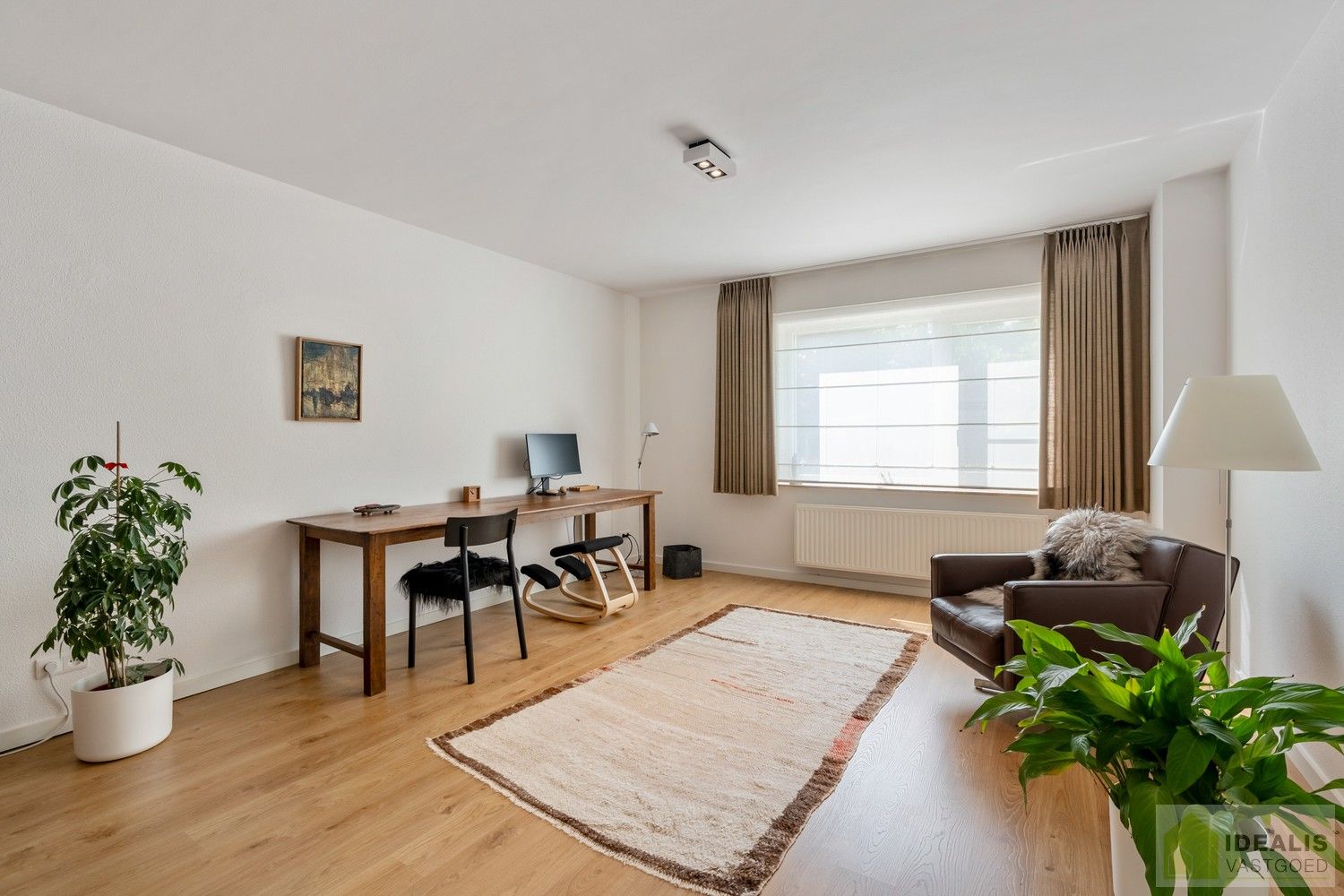 PRACHTIGE VILLA MET SCHITTERENDE ROYALE LEEFRUIMTES, UITGERUSTE KEUKEN, 2 BADKAMERS, 3 SLAAPKAMERS, CARPORT VOOR 2 WAGENS EN KNAP AANGELEGDE TUIN. DEZE KNAPPE VILLA OP EEN RESIDENTIELE LOCATIE BESCHIKT OP DE GELIJKVLOERSE VERDIEPING OVER EEN ROYALE INKOMHAL, RUIME LEEFRUIMTE MET AANSLUITEND EETKAMER EN PRAKTISCH UITGERUSTE LEEFKEUKEN MET EEN BIJKEUKEN/WASPLAATS MET TOEGANG TOT TERRAS, BADKAMER EN 2 SLAAPKAMERS; OP DE VERDIEPING BESCHIKT DE WONING OVER EEN PRACHTIGE MASTERBEDROOM MET AANSLUITEND EEN LUXUEUZE BADKAMER. EEN ‘MUST SEE’ VOOR KOPERS OP ZOEK IN HET MOOIE SEGMENT! foto 18