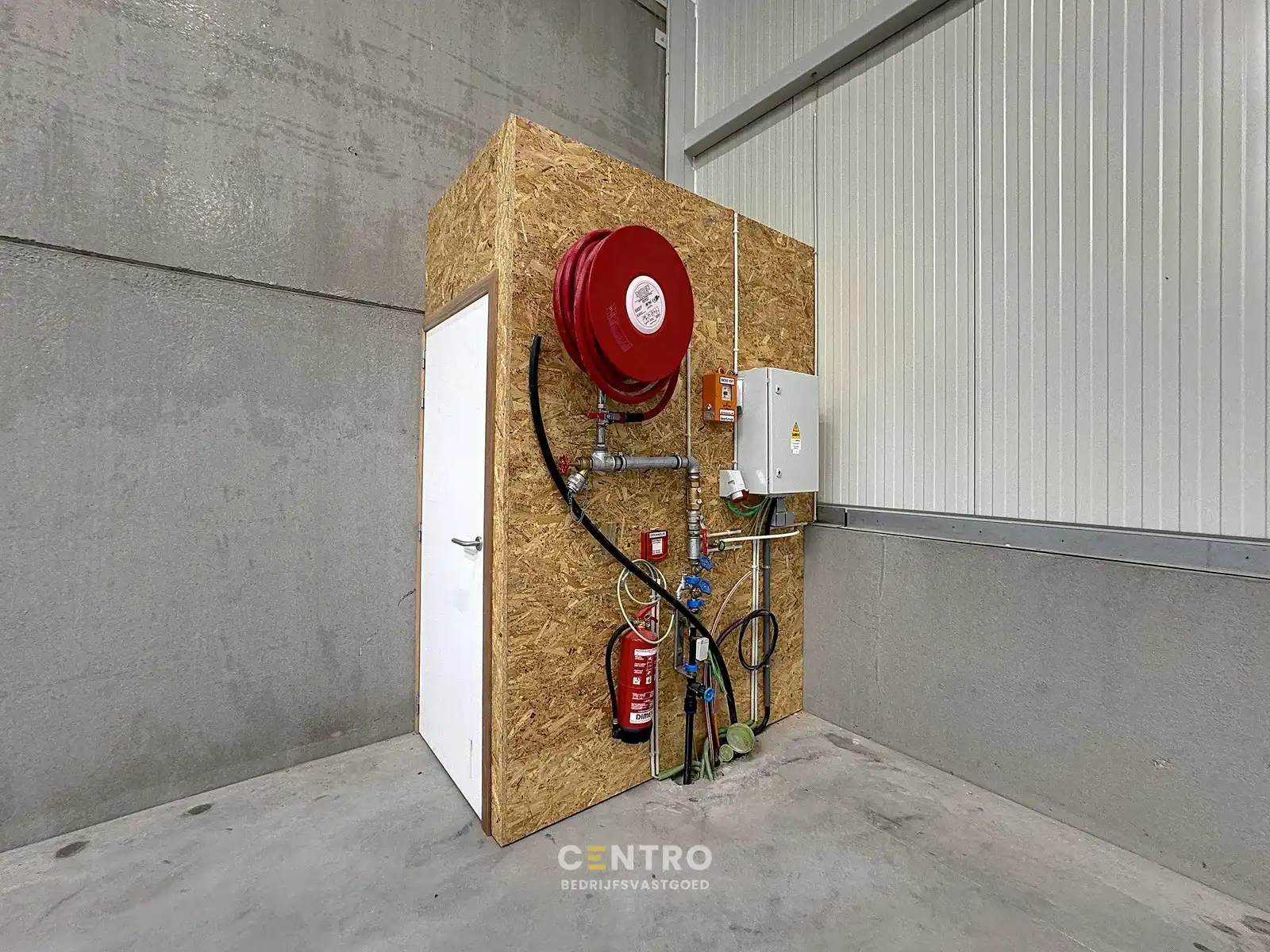 NB KMO-UNIT (359,8m²) te koop met 2 private parkeerplaatsen voor de deur, elektrische sectionaalpoort en sanitair blok op industriezone "Herdersbrug" te 8000 Brugge foto 8